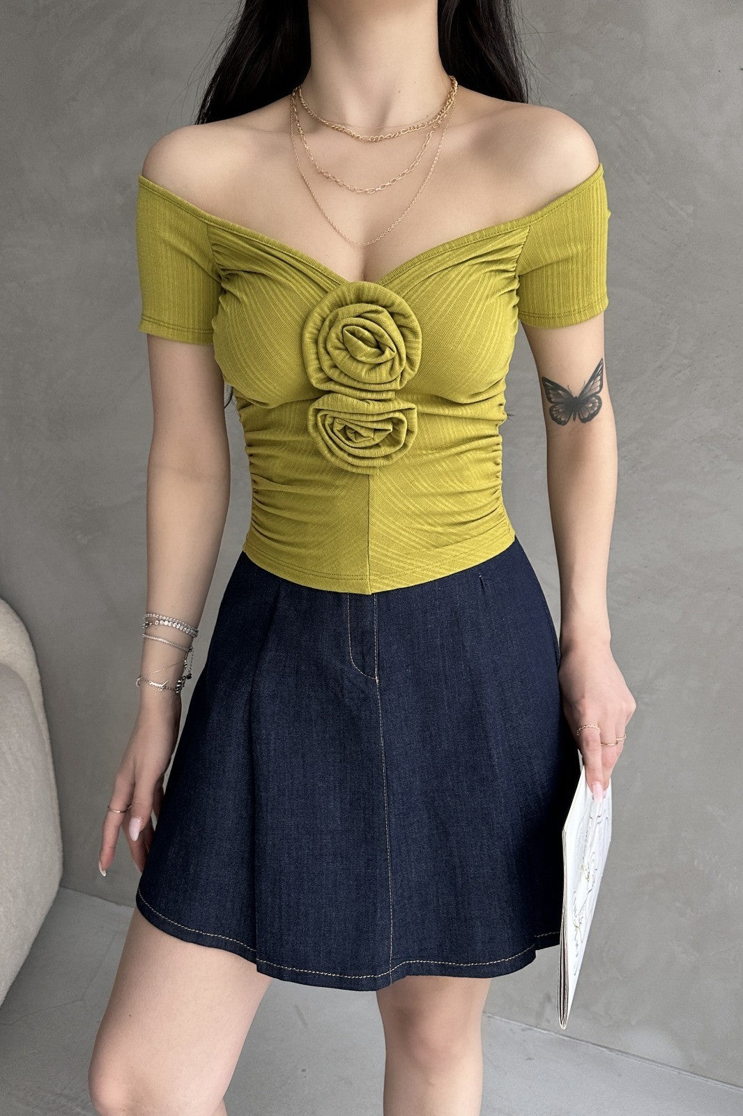 Kayık Yaka Gül Detaylı Crop Bluz