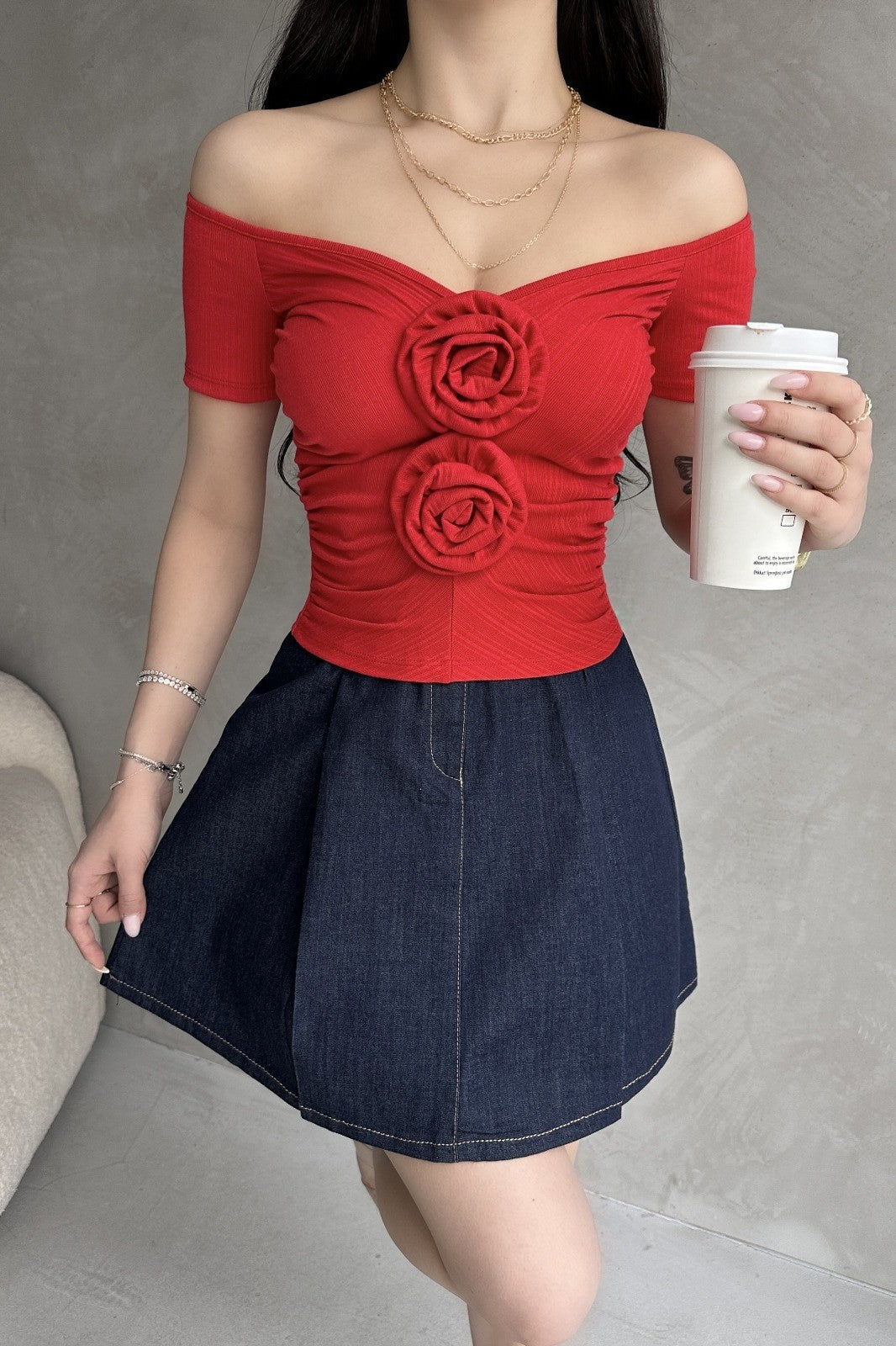 Kayık Yaka Gül Detaylı Crop Bluz