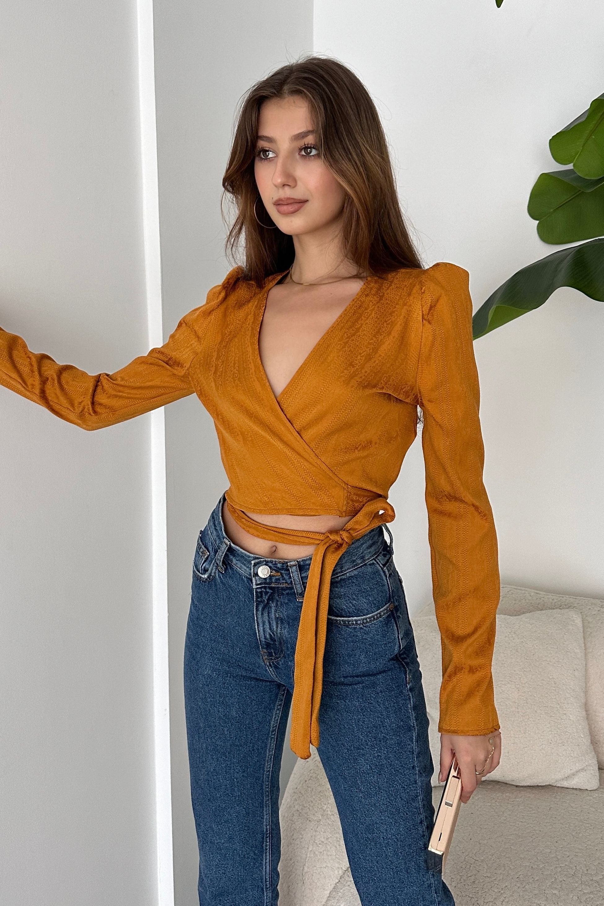 Kruvaze Yaka Beli Kuşaklı Crop Bluz