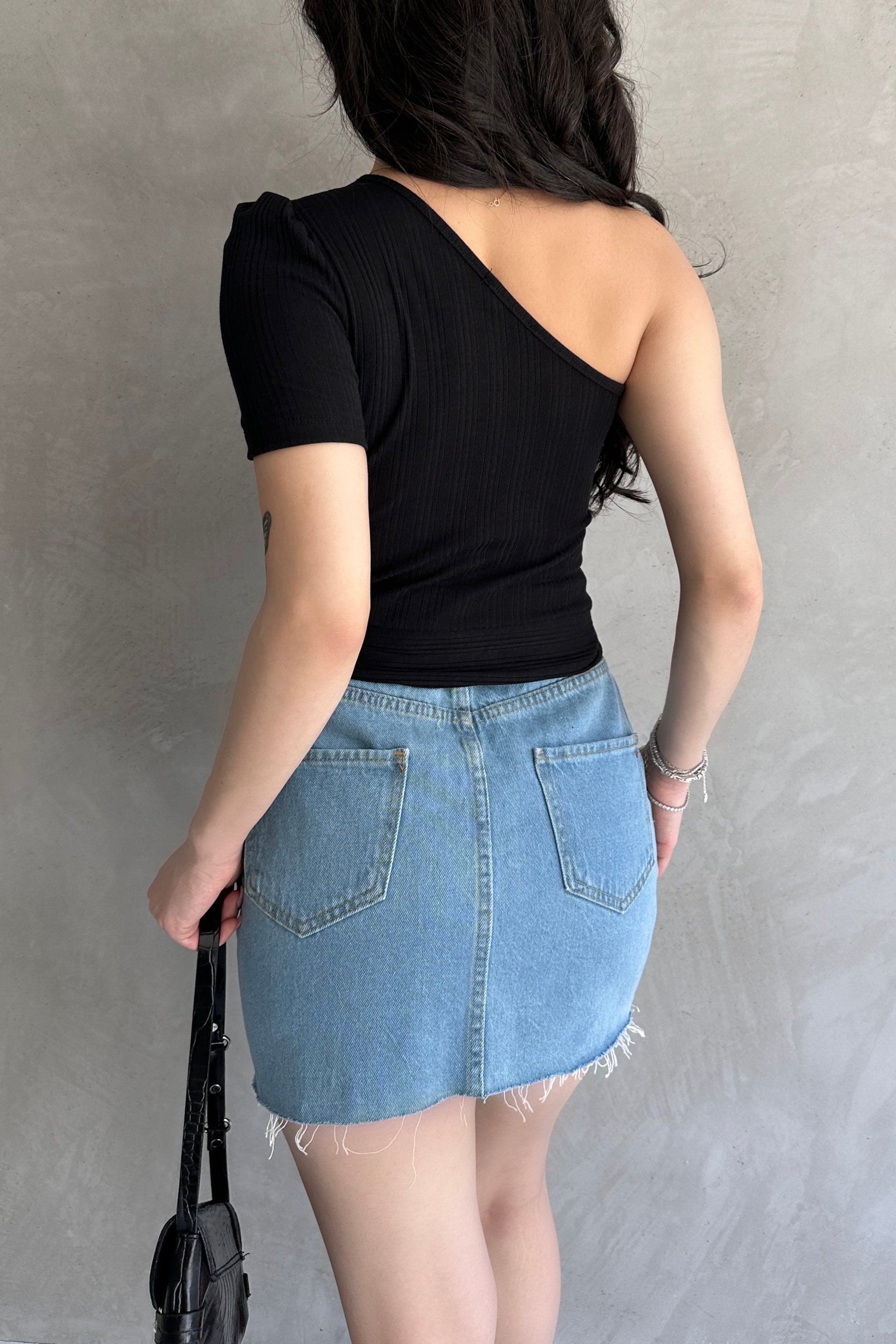 Tek Omuz Zincir Detaylı Crop Bluz