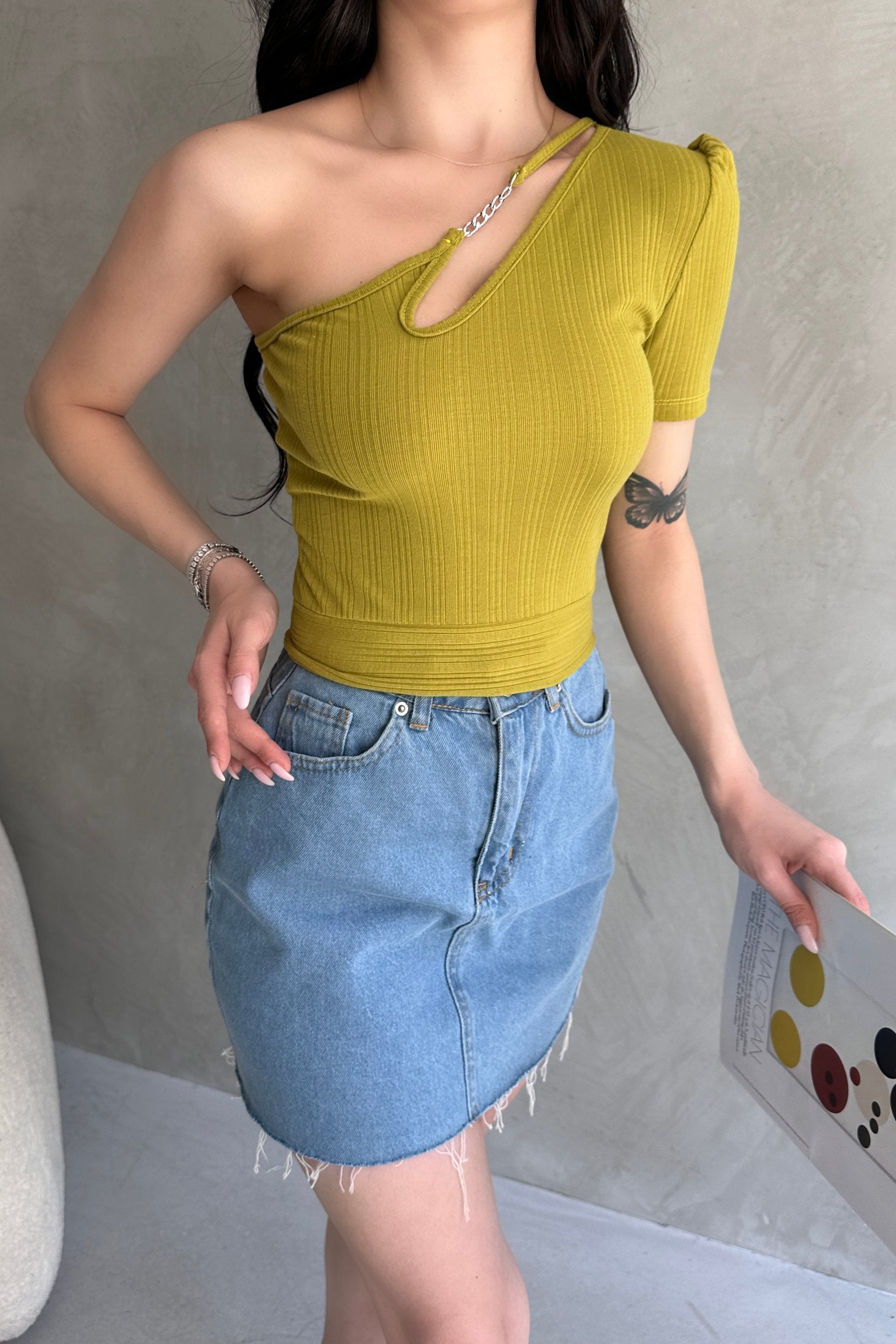 Tek Omuz Zincir Detaylı Crop Bluz