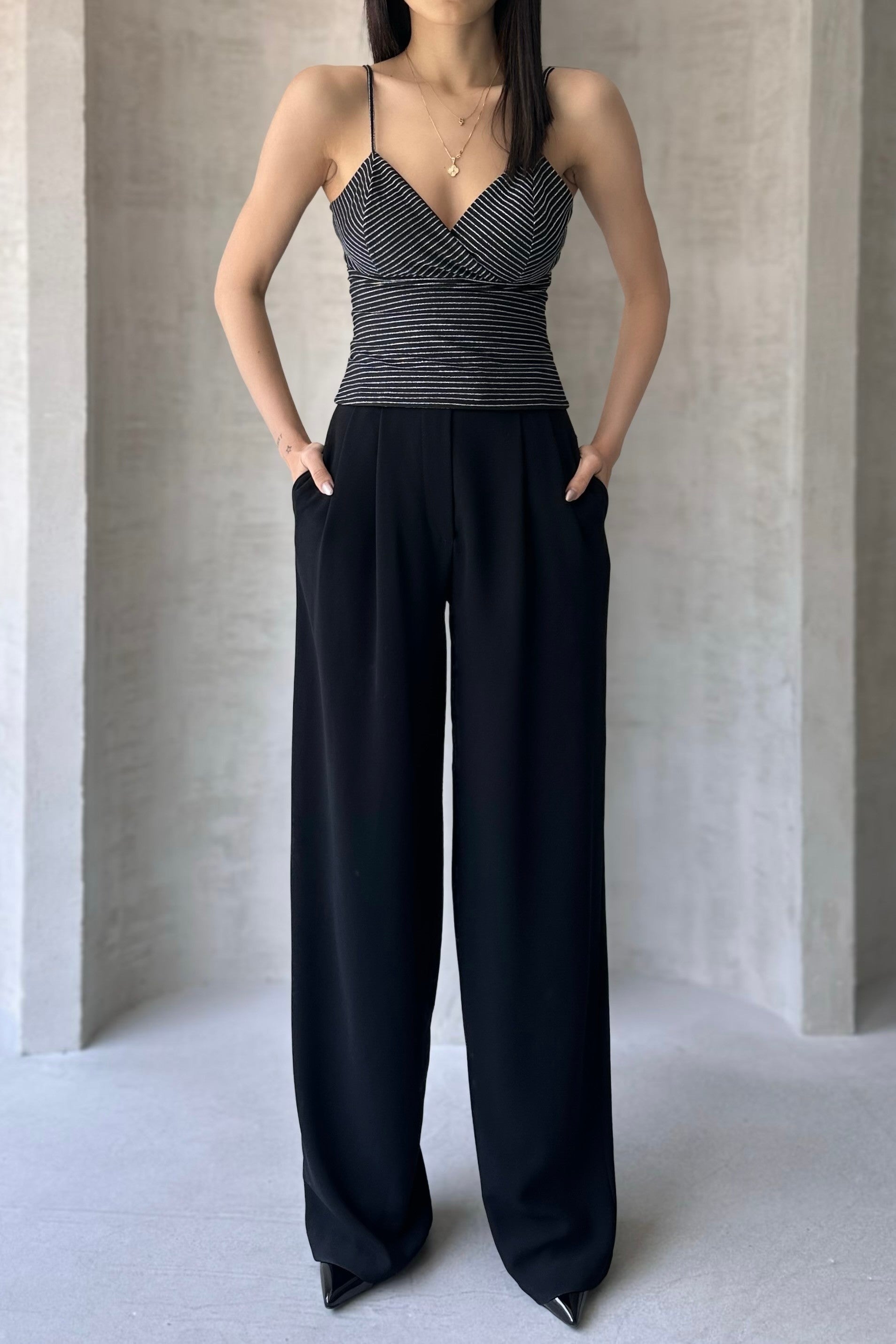 Двубортная блузка с воротником и веревочными бретелями