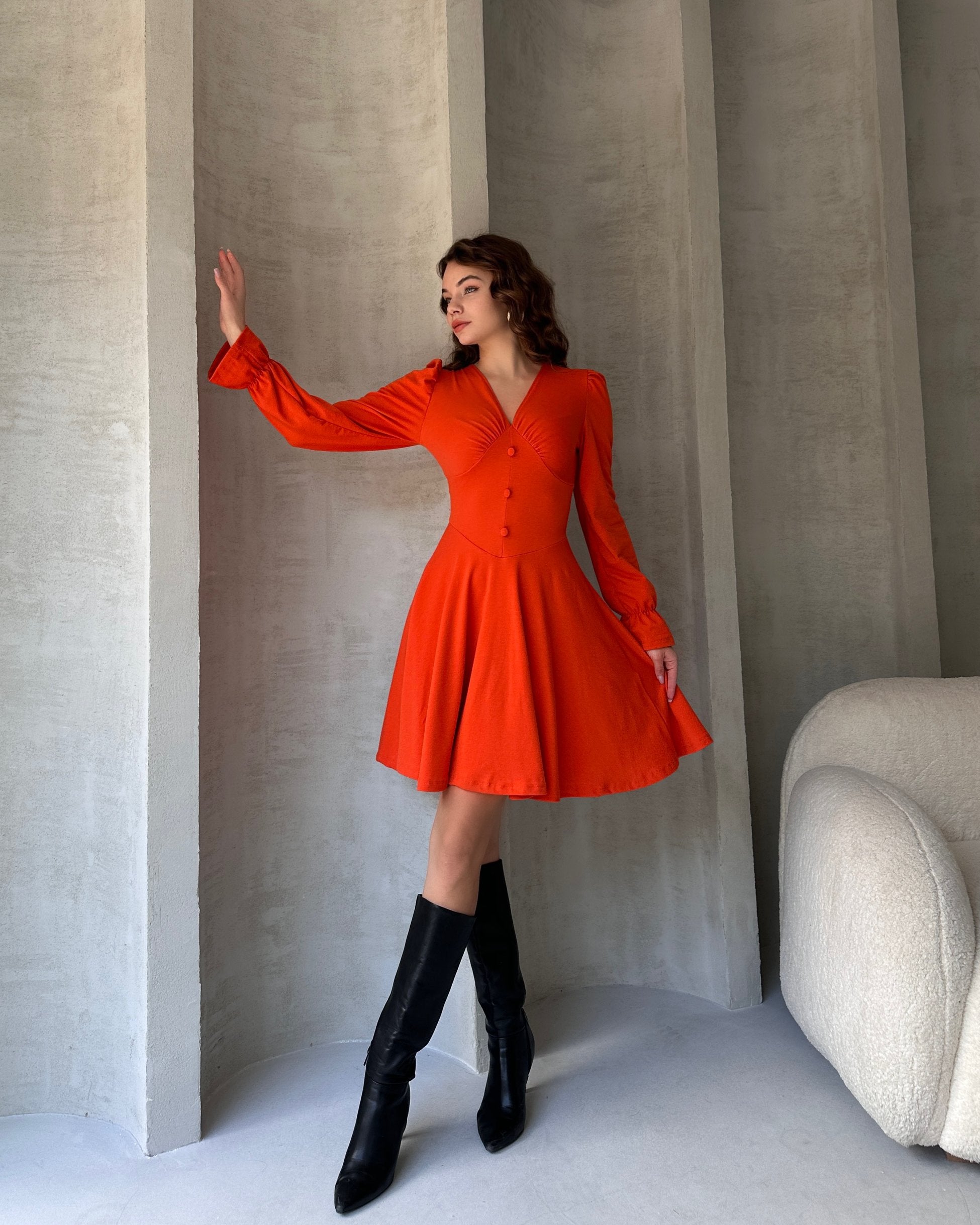 V Yaka Düğme Detaylı Mini Crep Elbise