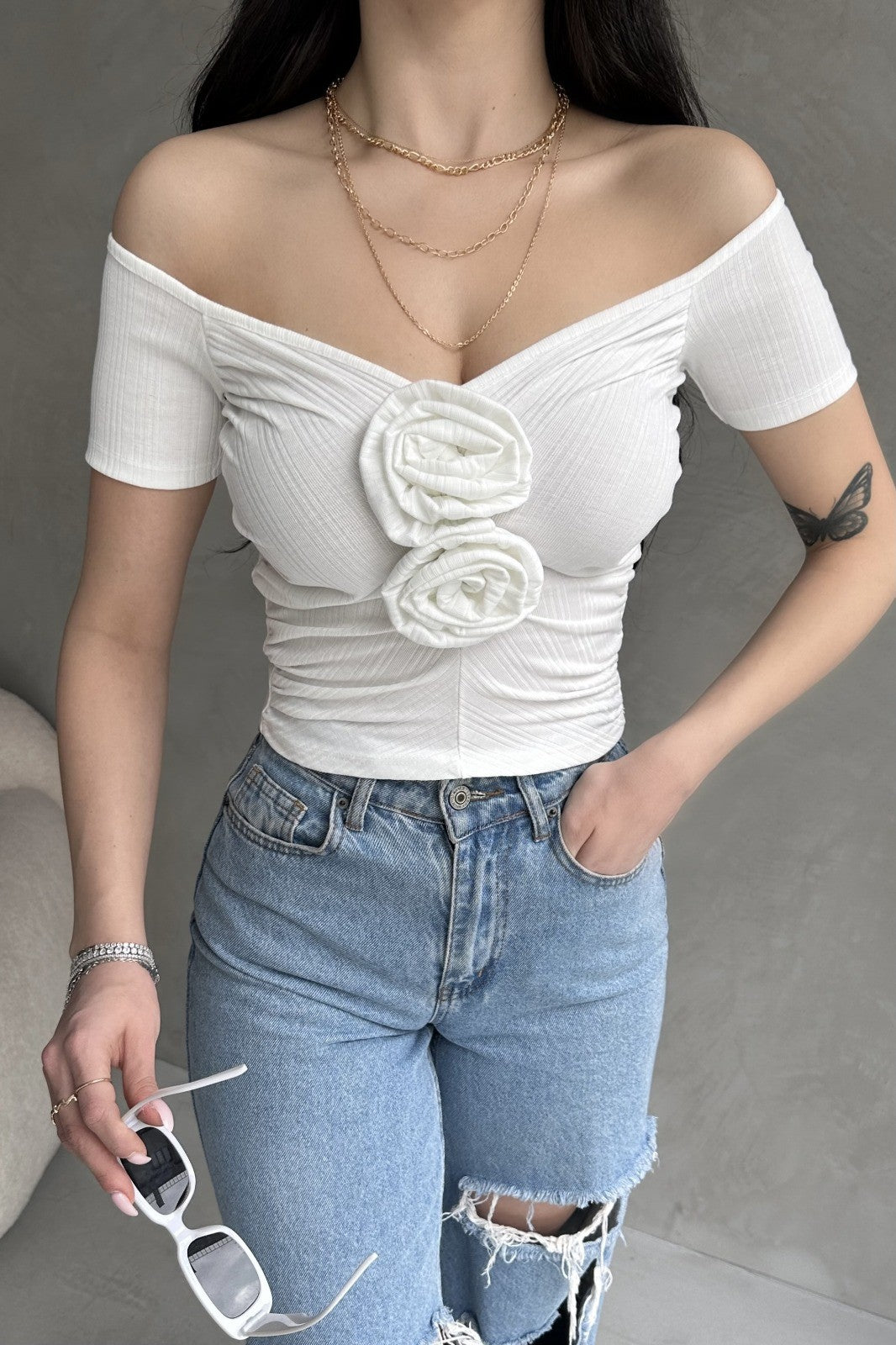 Kayık Yaka Gül Detaylı Crop Bluz