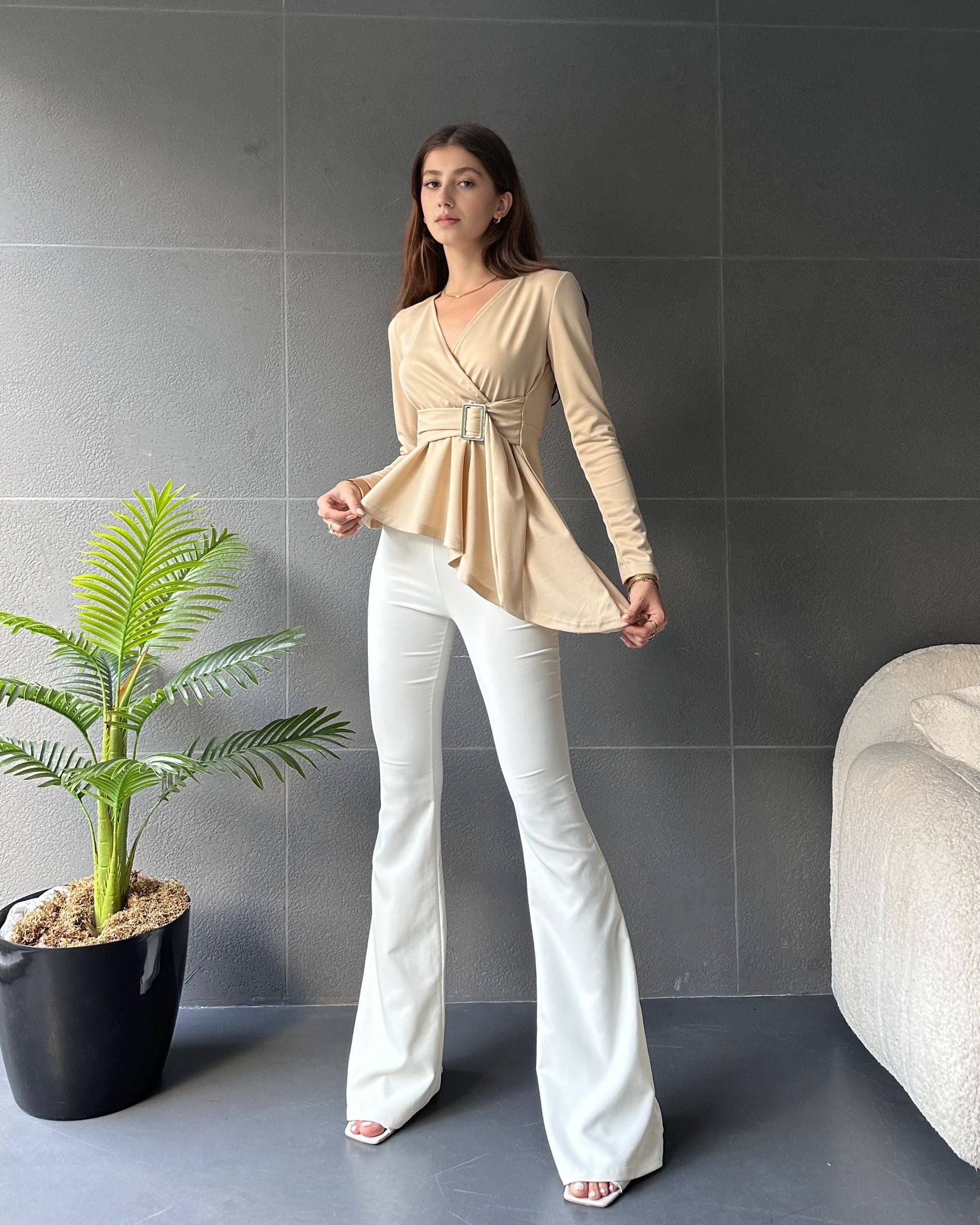 Asimetrik Kesim Kemer Detaylı Bluz