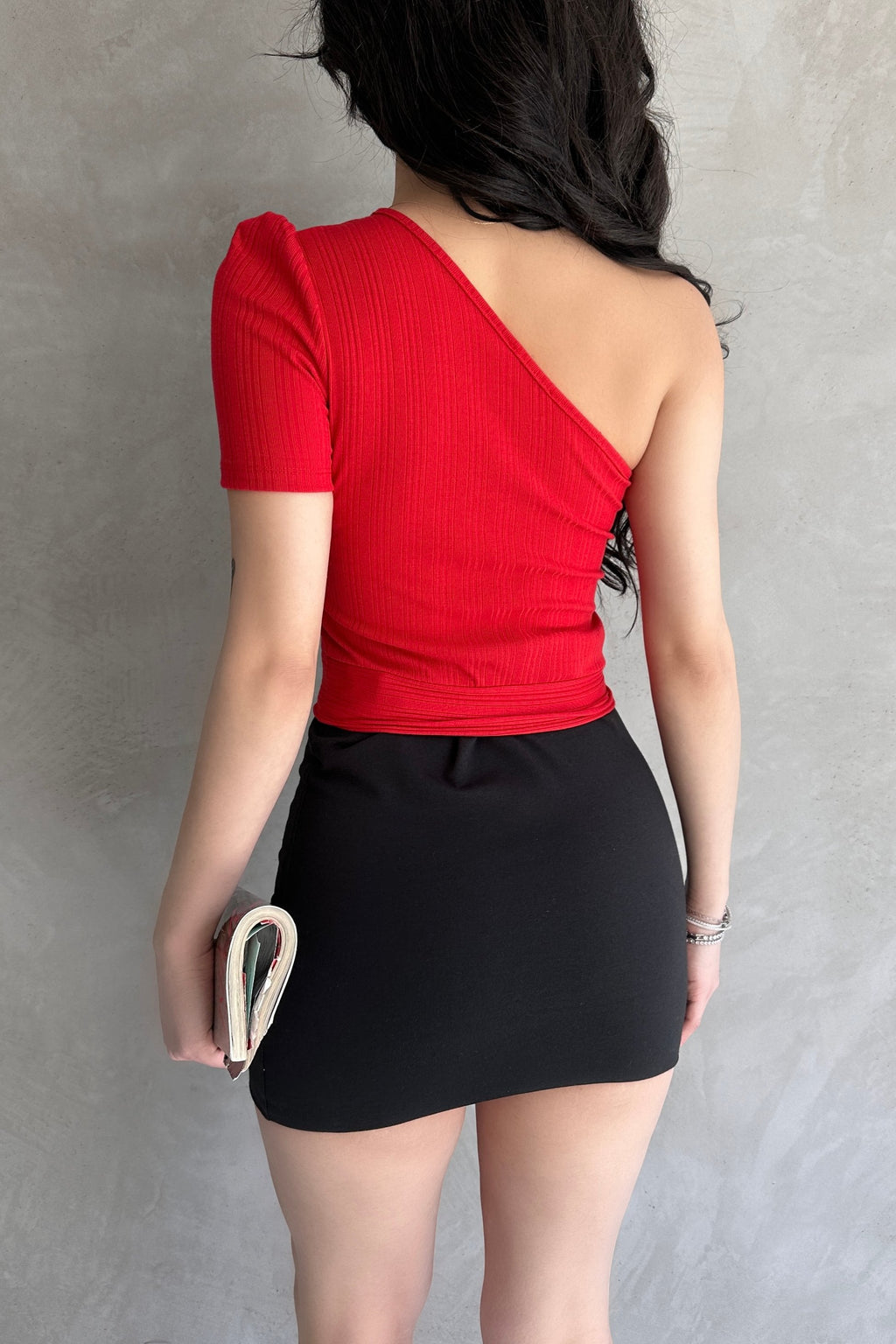 Tek Omuz Zincir Detaylı Crop Bluz