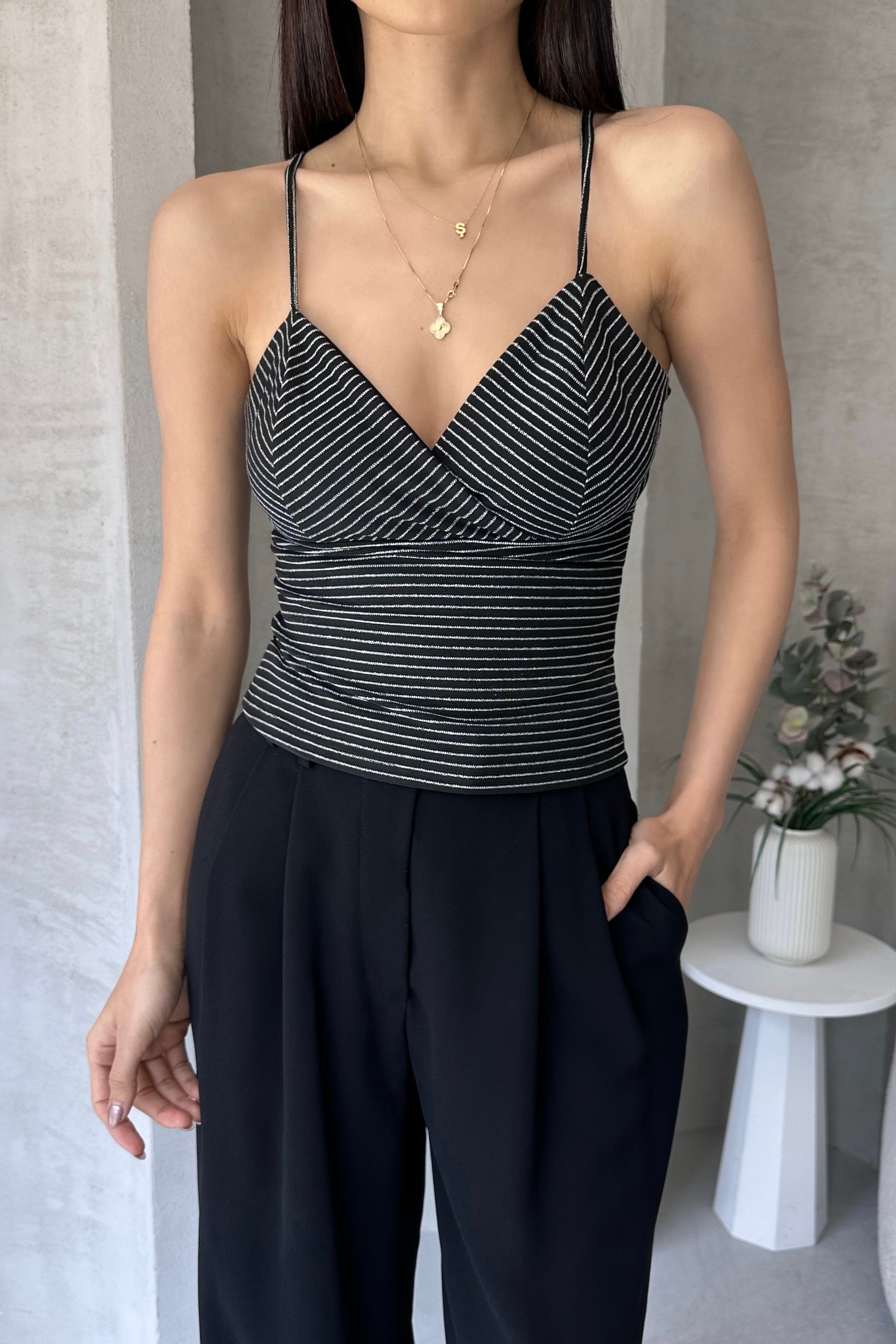 Двубортная блузка с воротником и веревочными бретелями