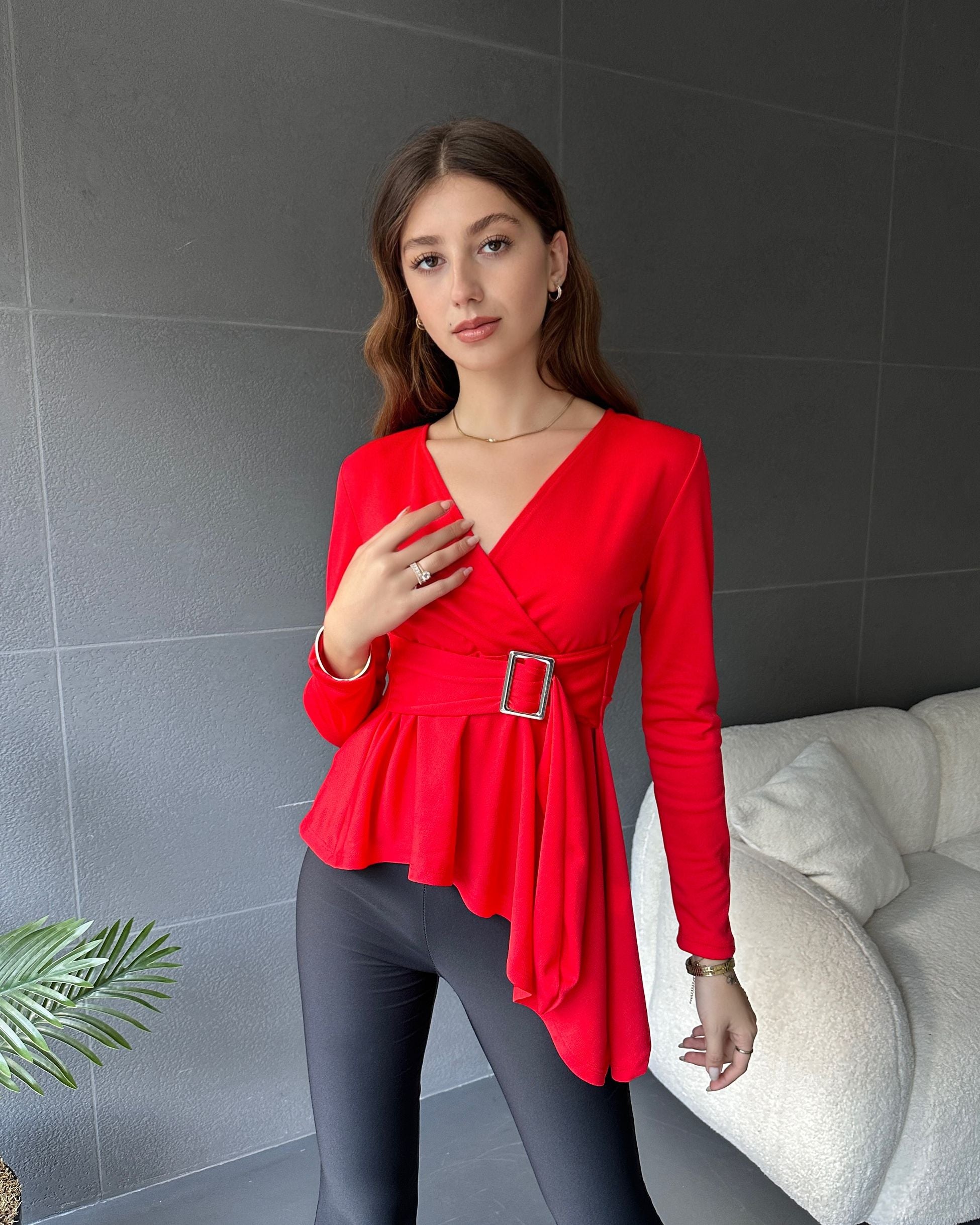 Asimetrik Kesim Kemer Detaylı Bluz