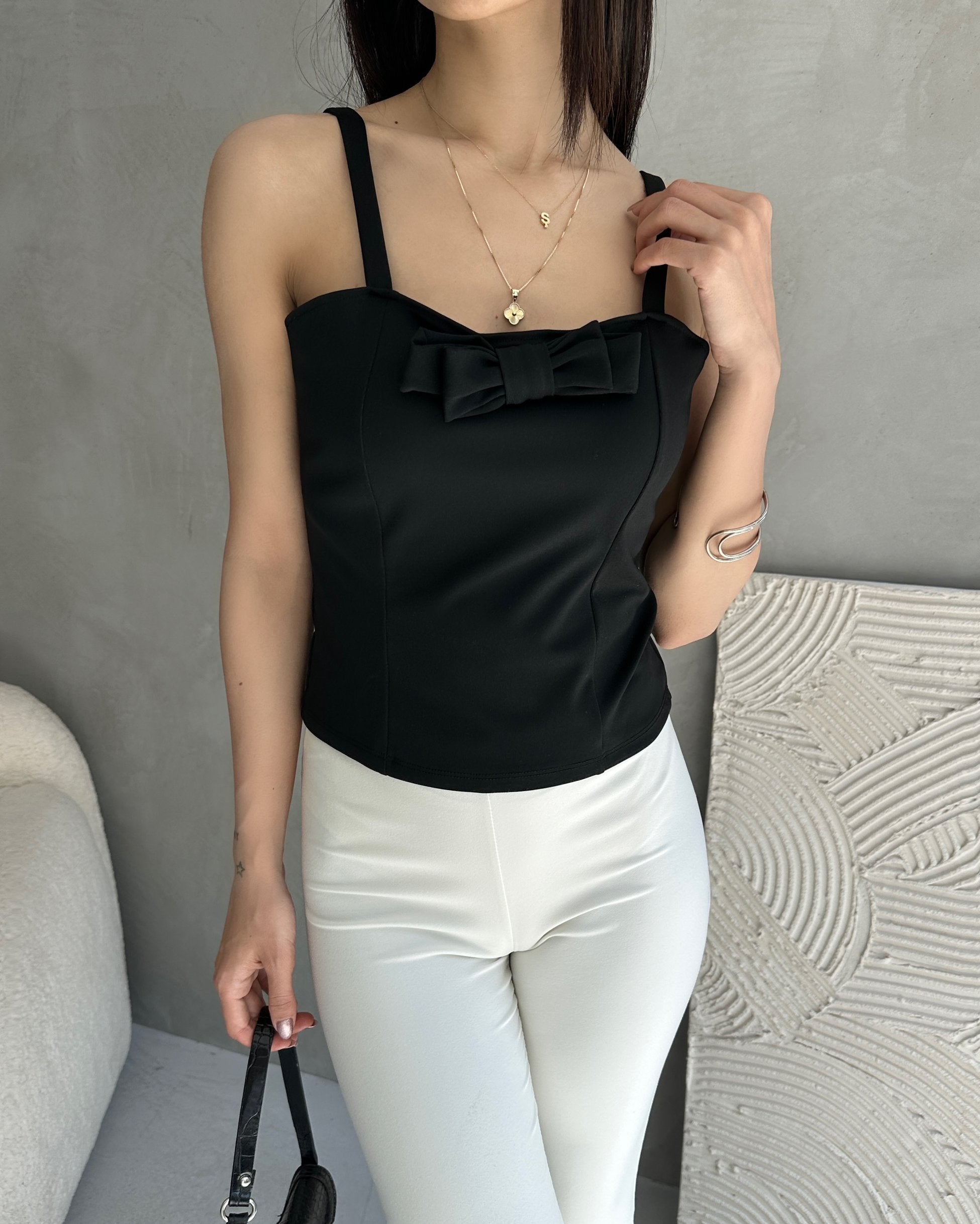 İp Askılı Yakası Fiyonk Detaylı Crep Bluz