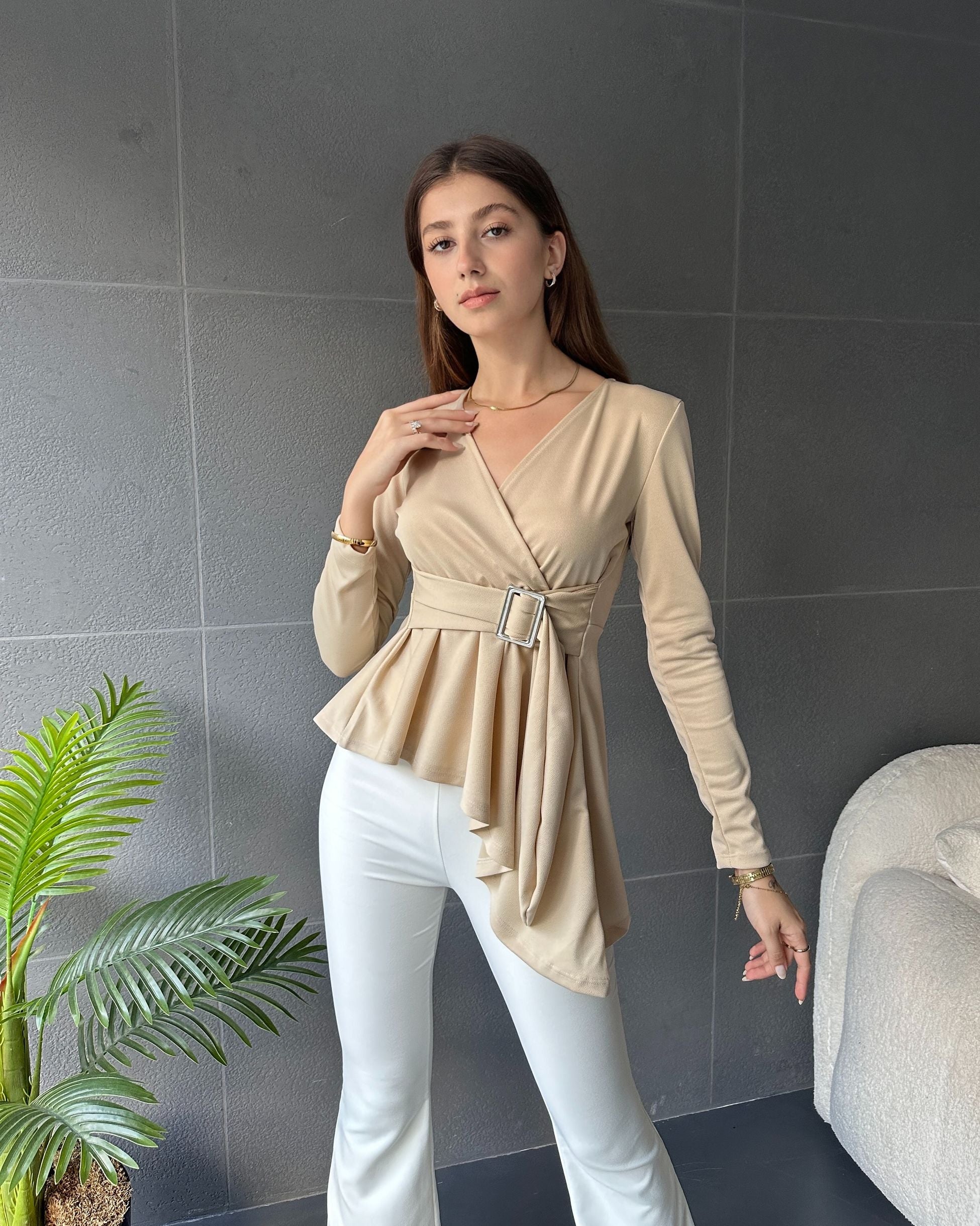Asimetrik Kesim Kemer Detaylı Bluz