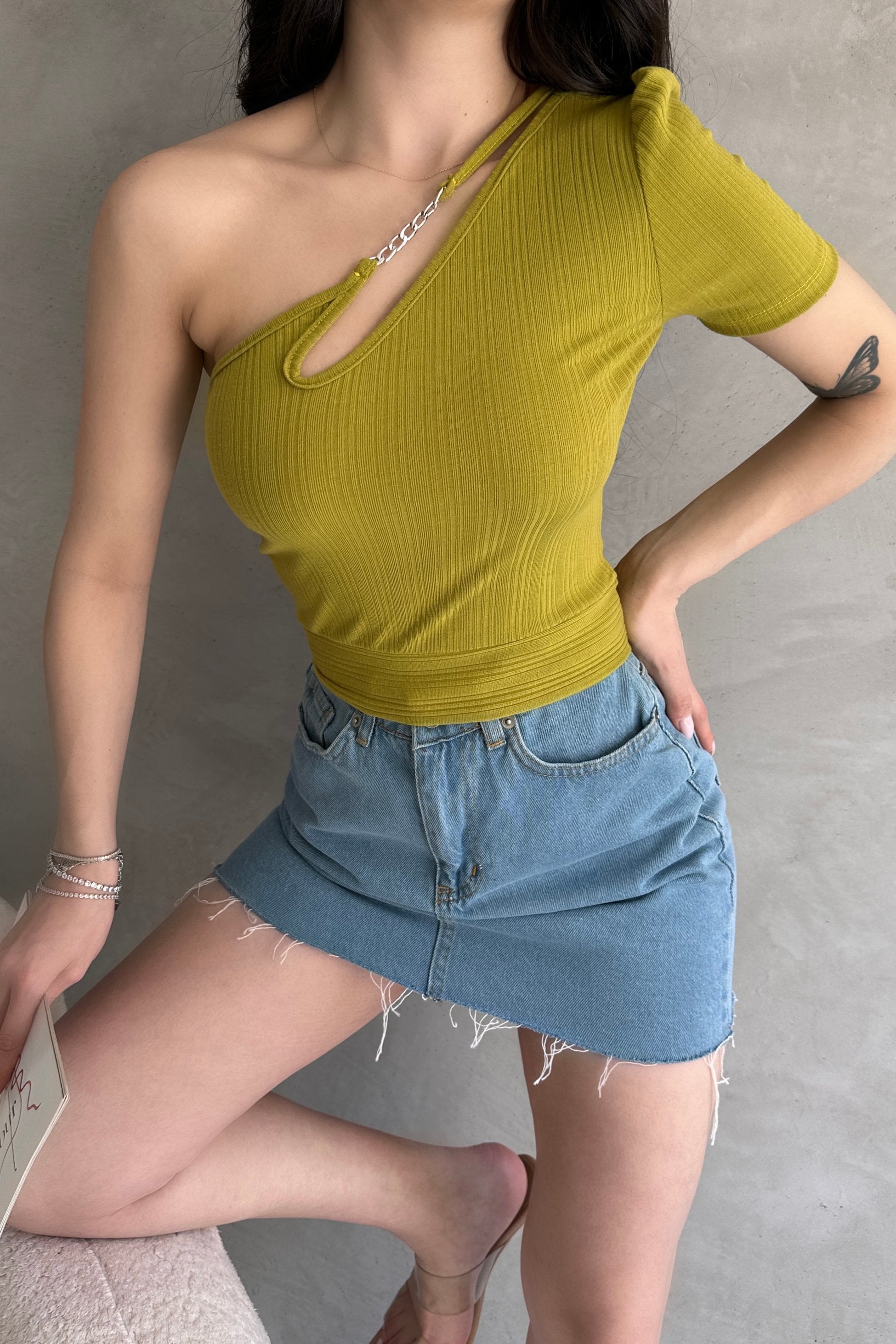 Tek Omuz Zincir Detaylı Crop Bluz