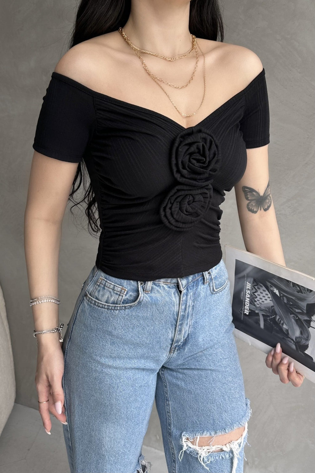 Kayık Yaka Gül Detaylı Crop Bluz