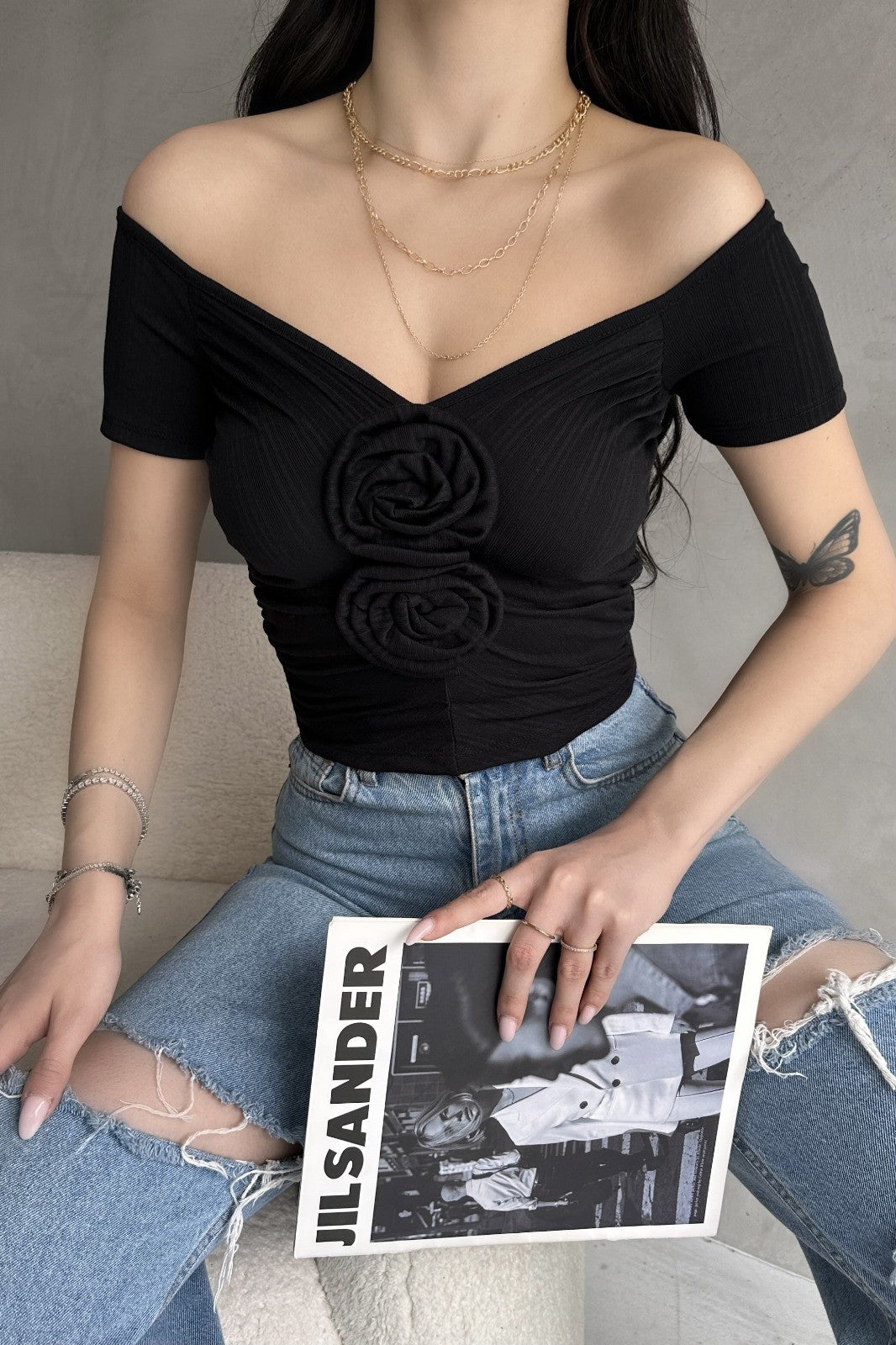 Kayık Yaka Gül Detaylı Crop Bluz