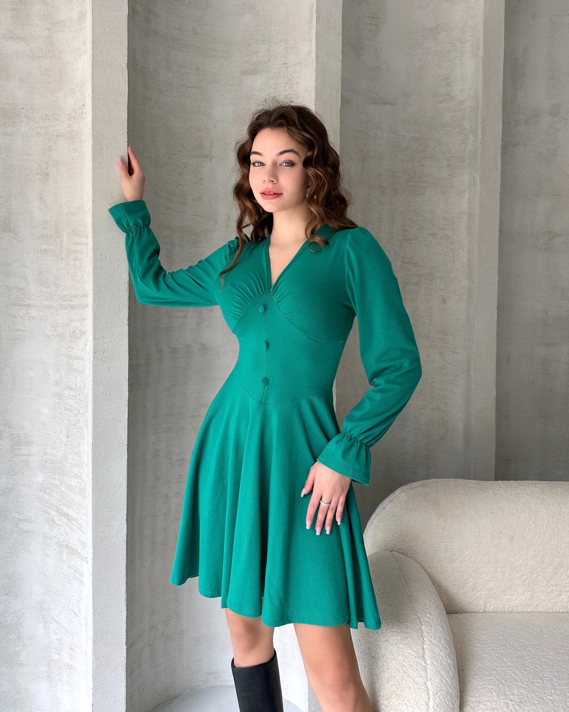 V Yaka Düğme Detaylı Mini Crep Elbise