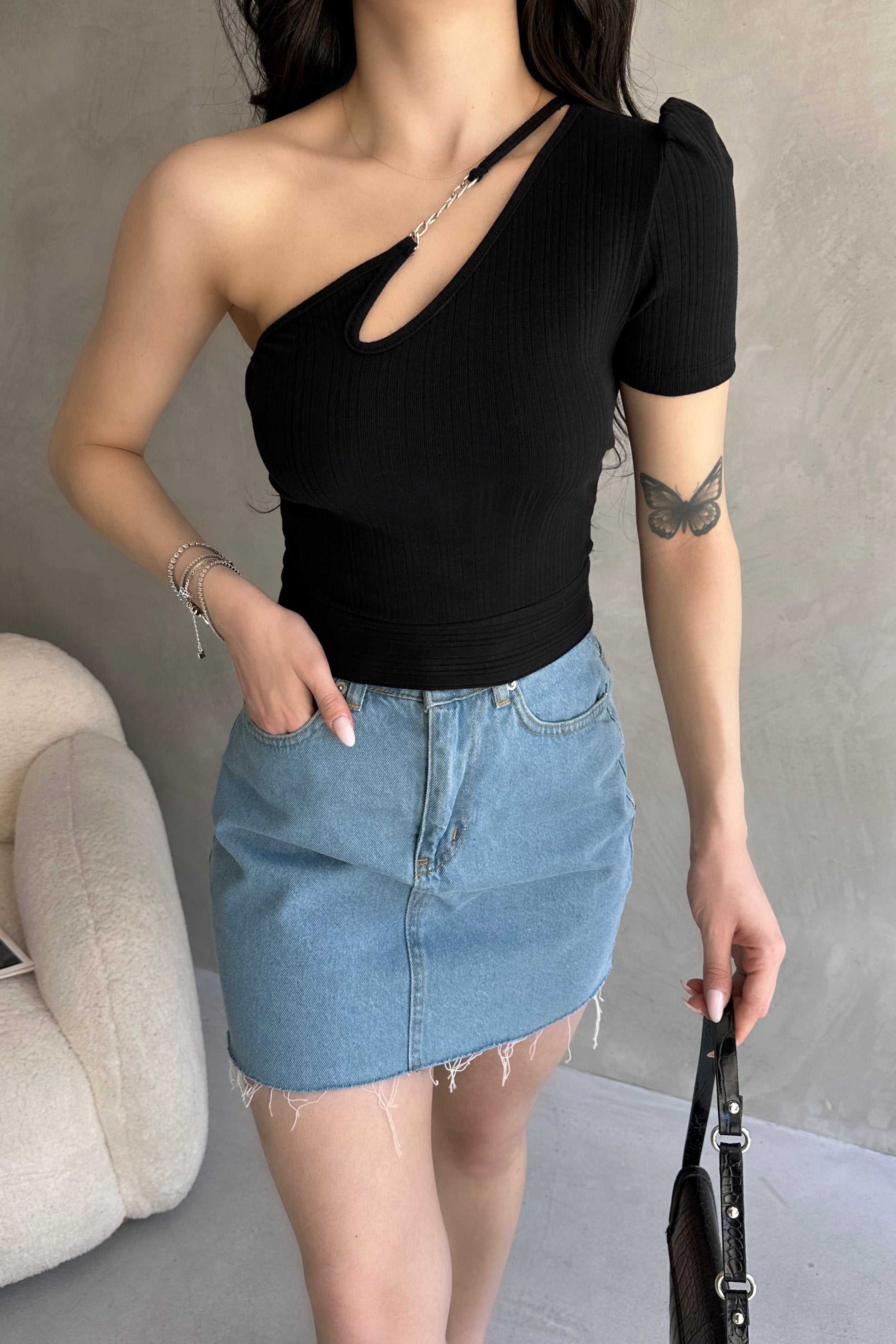 Tek Omuz Zincir Detaylı Crop Bluz