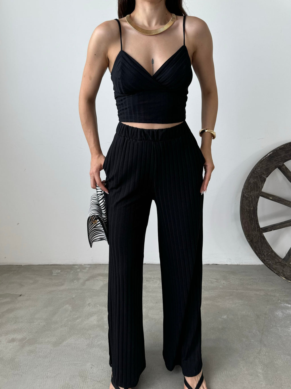 İp Askılı Crop Bluz Ve YIrtmaç Detaylı Pantolon İkili Takım