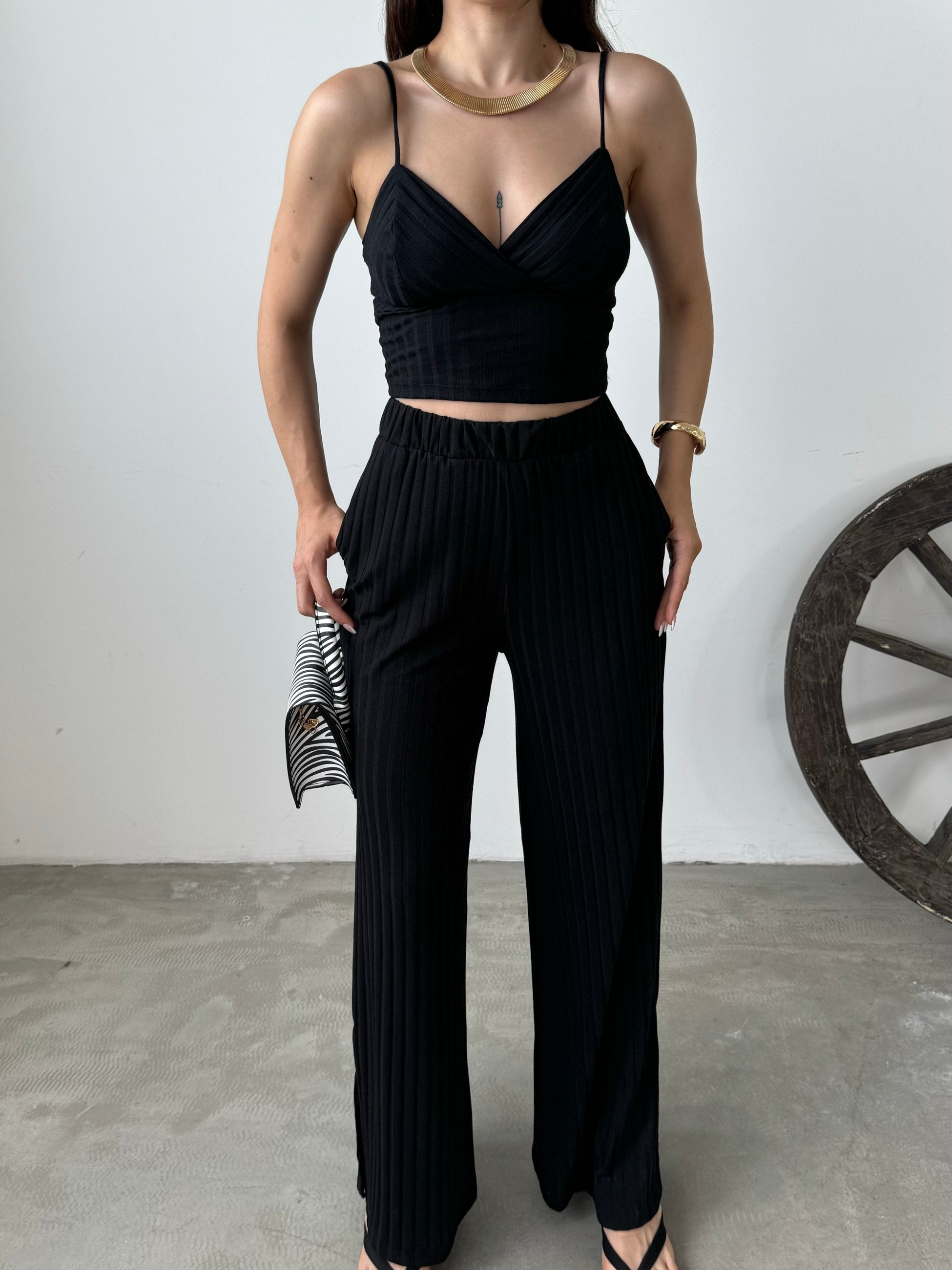 İp Askılı Crop Bluz Ve YIrtmaç Detaylı Pantolon İkili Takım