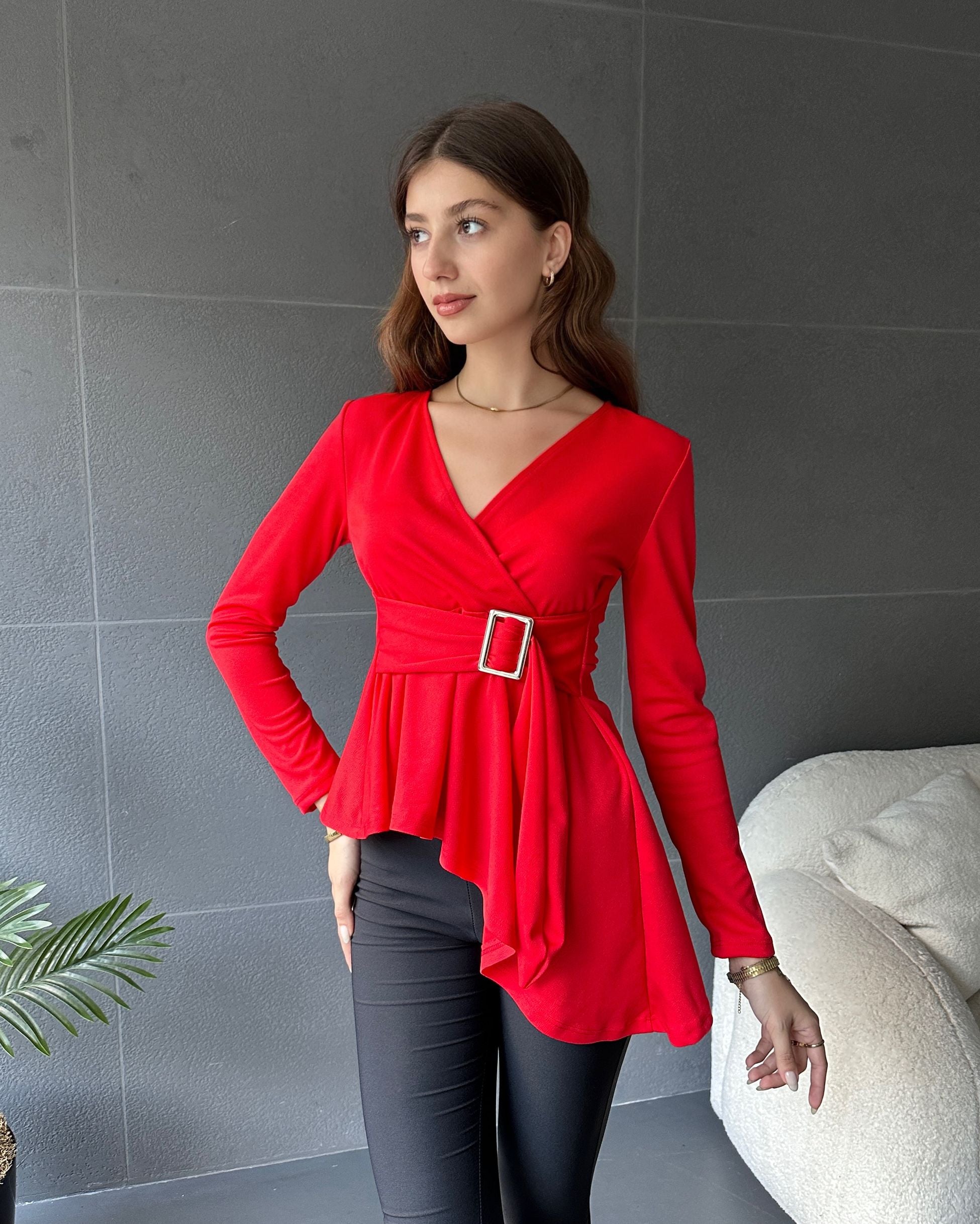 Asimetrik Kesim Kemer Detaylı Bluz
