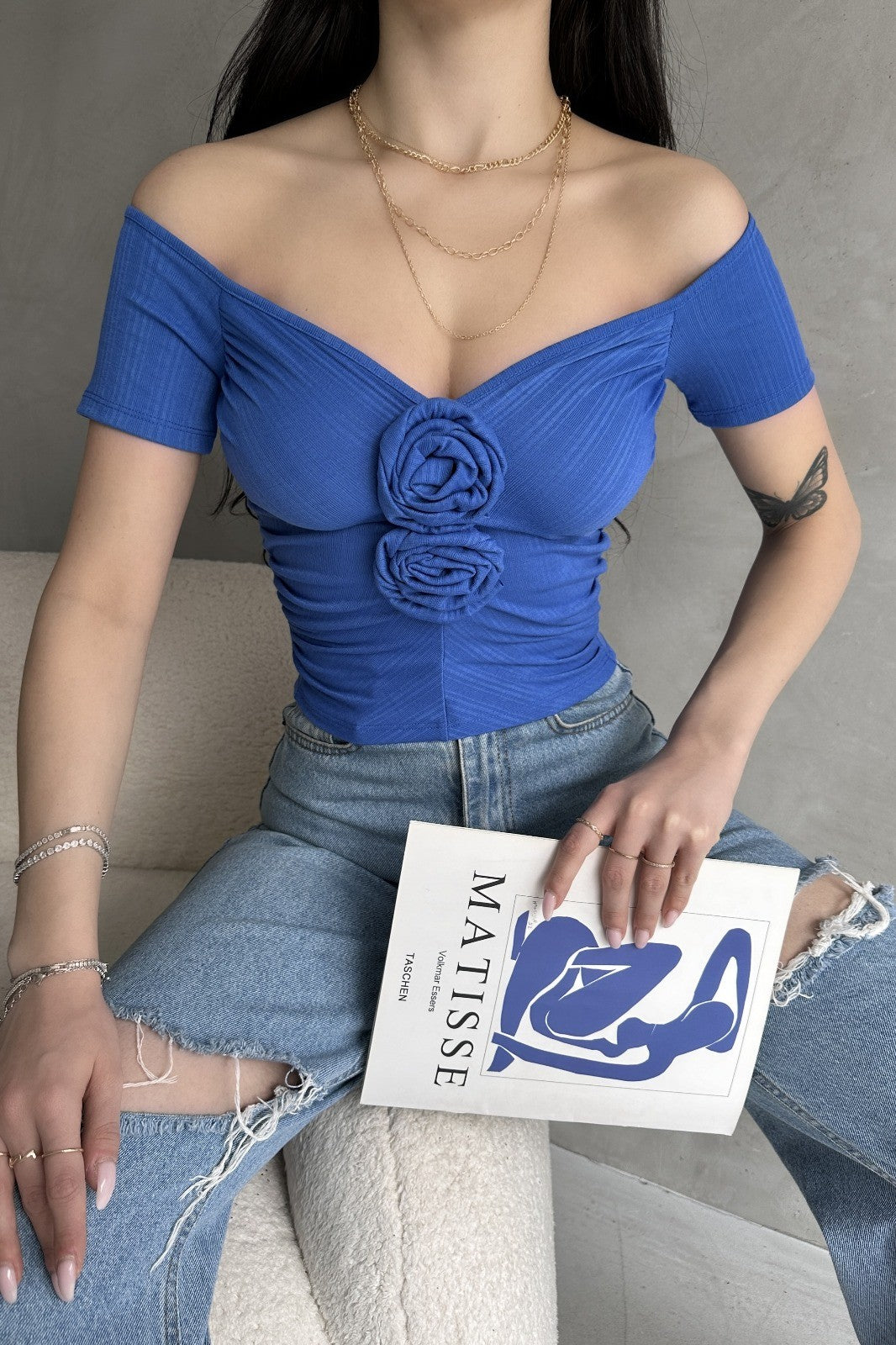 Kayık Yaka Gül Detaylı Crop Bluz