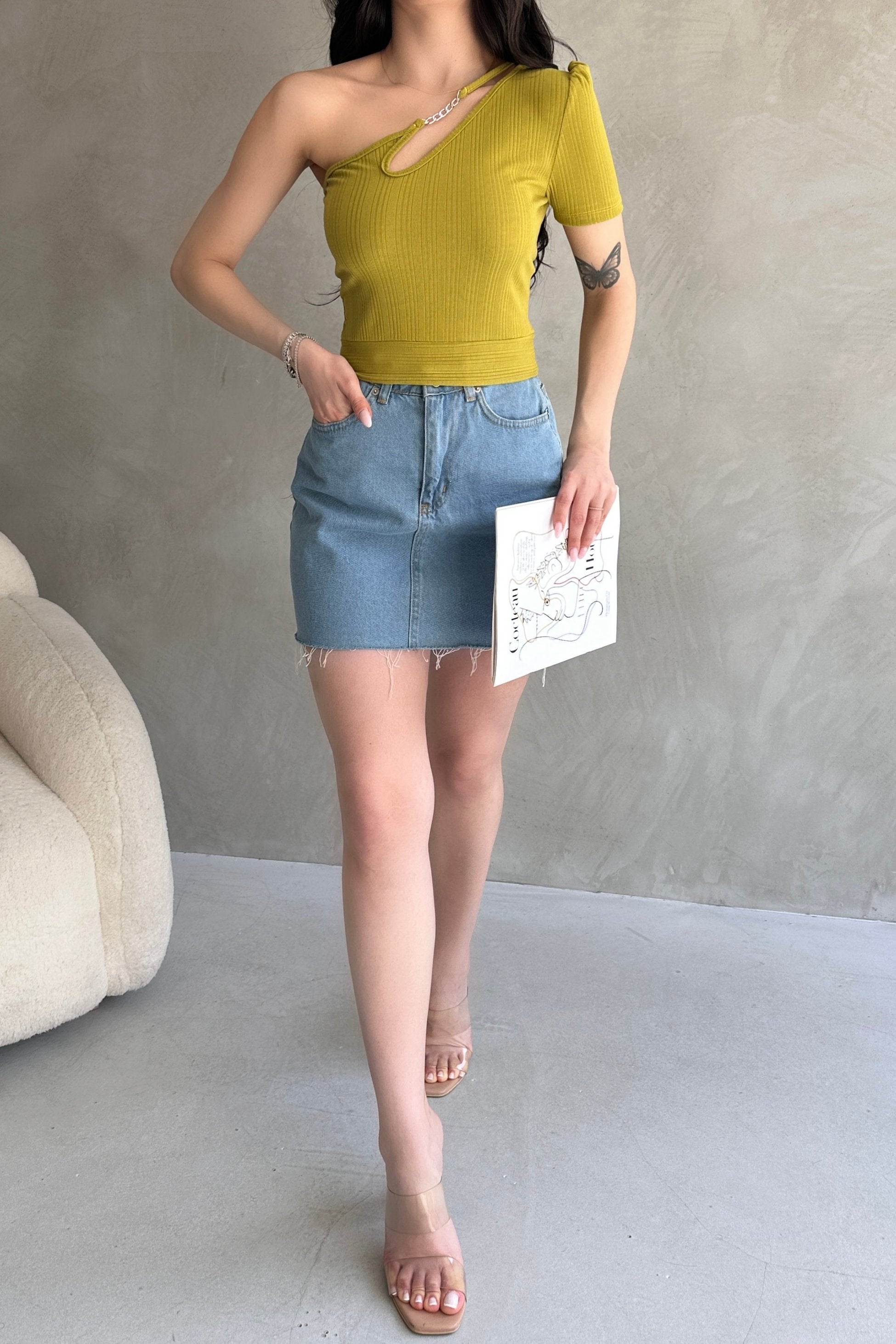 Tek Omuz Zincir Detaylı Crop Bluz