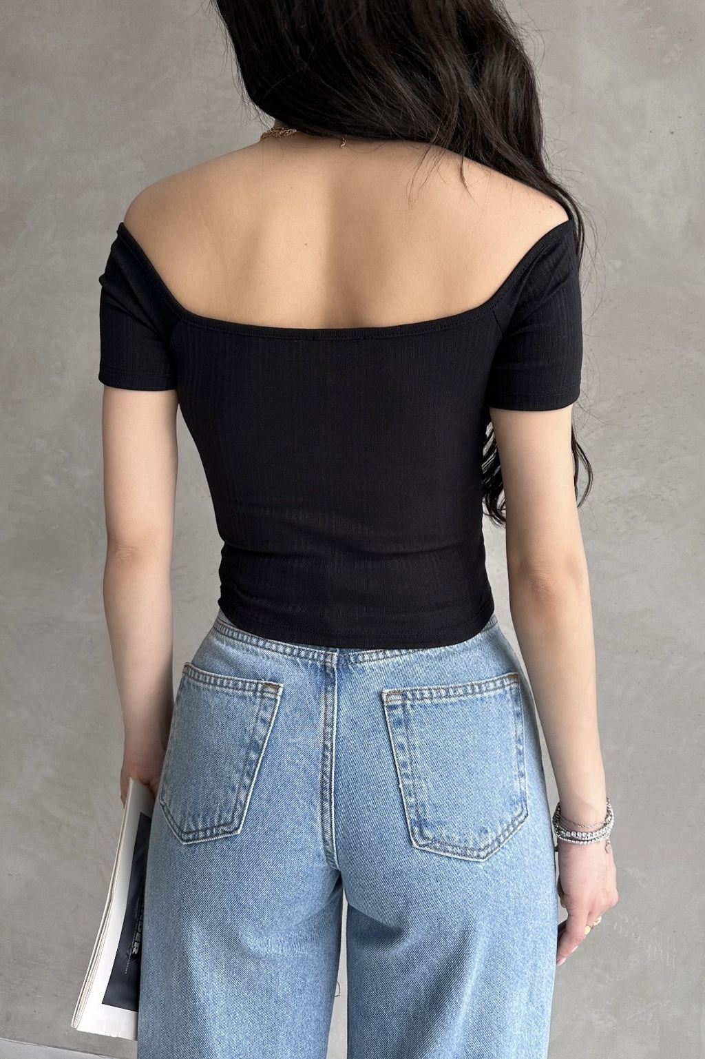 Kayık Yaka Gül Detaylı Crop Bluz