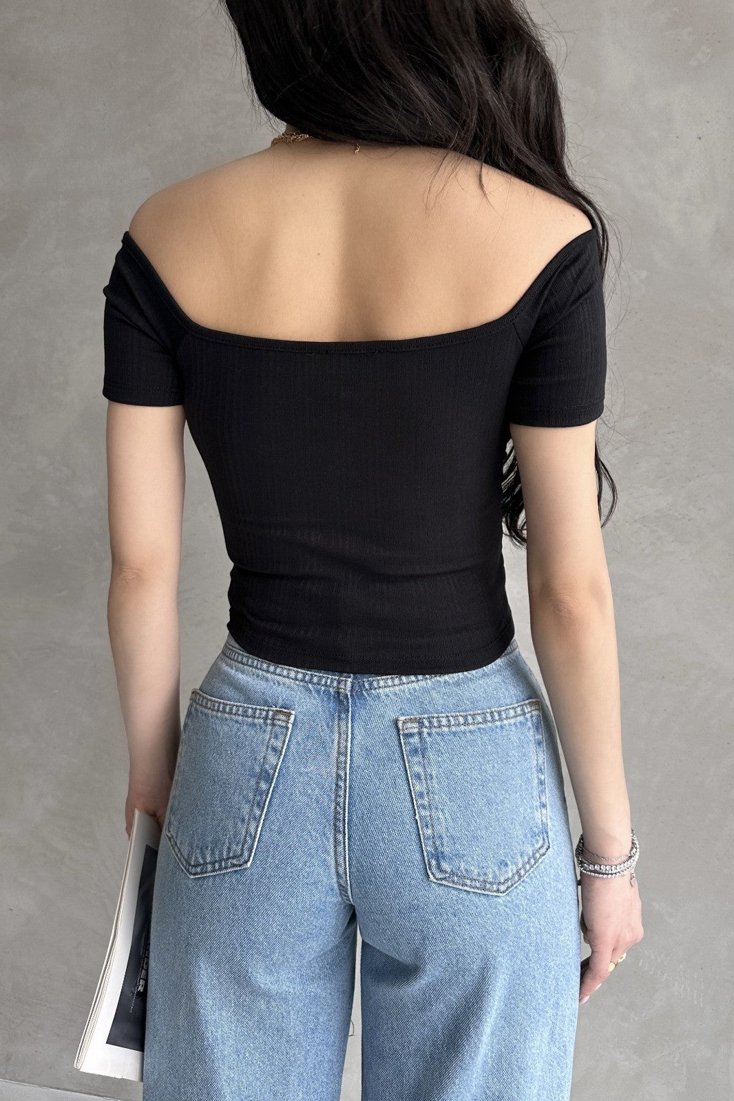 Kayık Yaka Gül Detaylı Crop Bluz