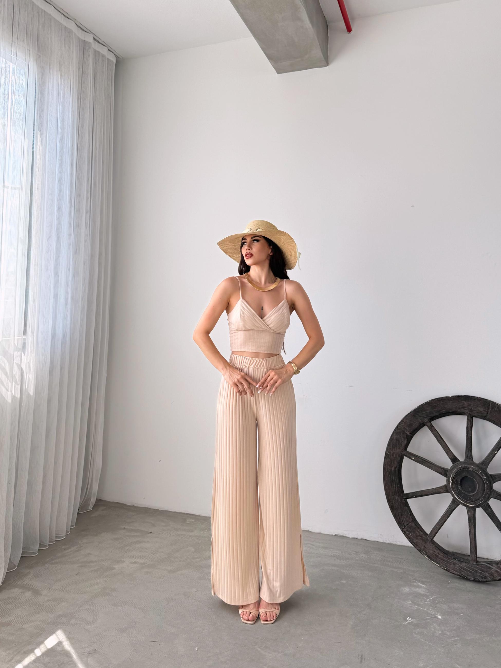 İp Askılı Crop Bluz Ve YIrtmaç Detaylı Pantolon İkili Takım