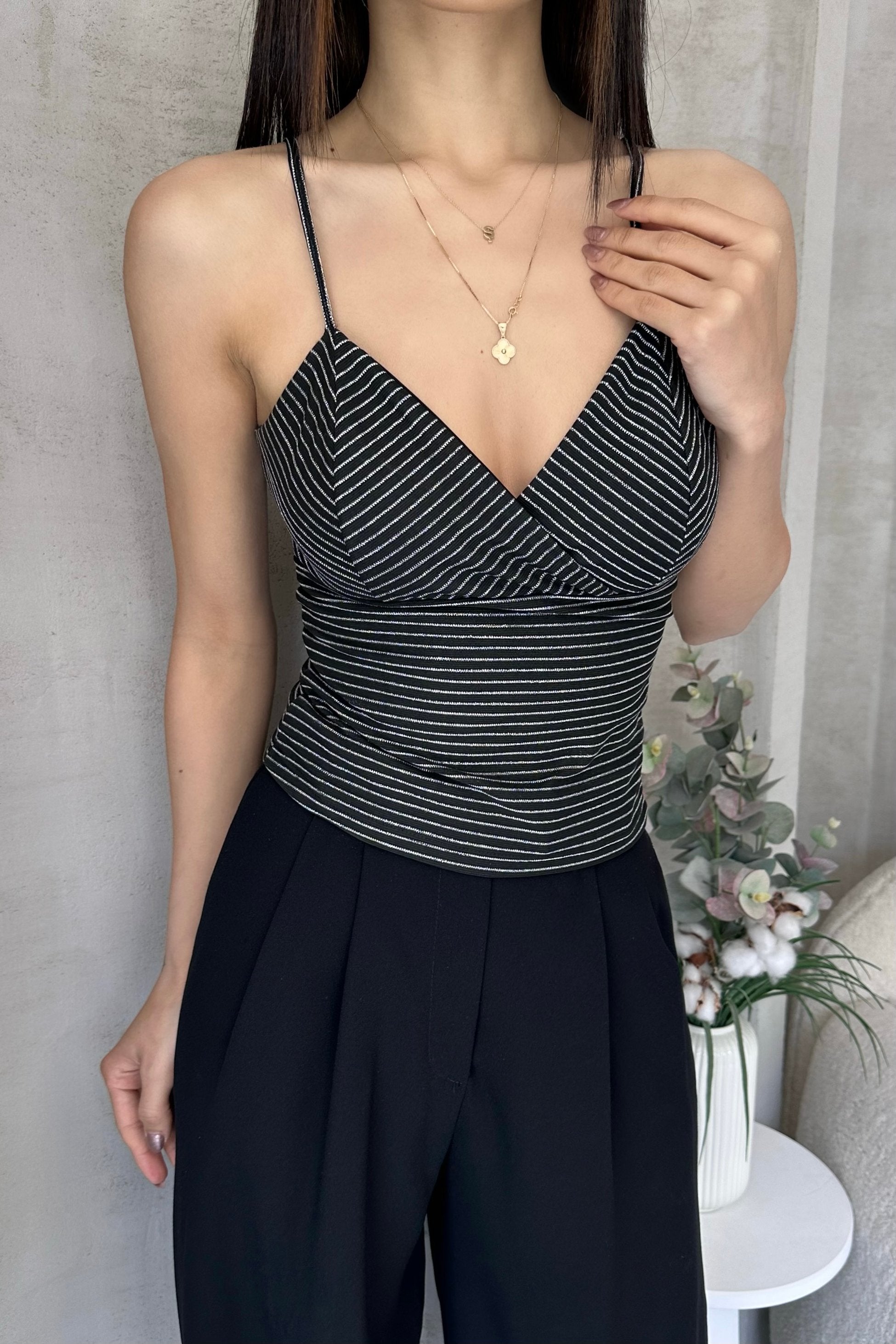 Двубортная блузка с воротником и веревочными бретелями