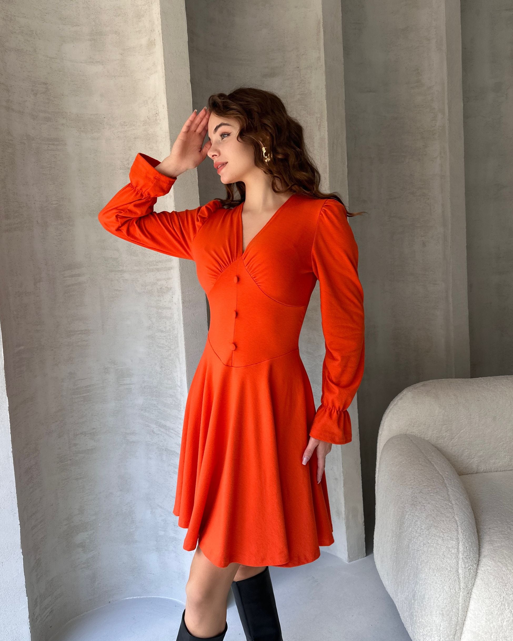 V Yaka Düğme Detaylı Mini Crep Elbise