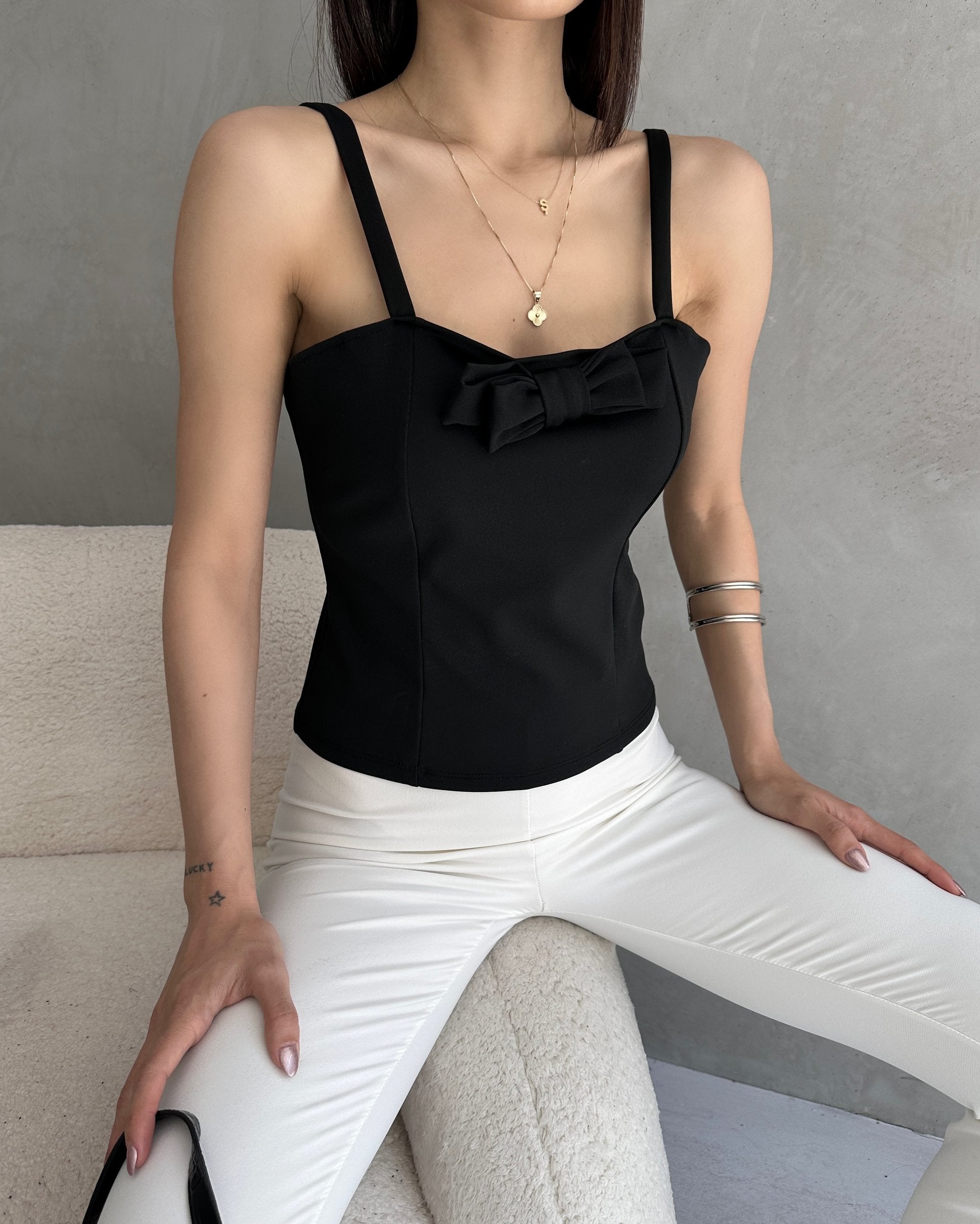 İp Askılı Yakası Fiyonk Detaylı Crep Bluz