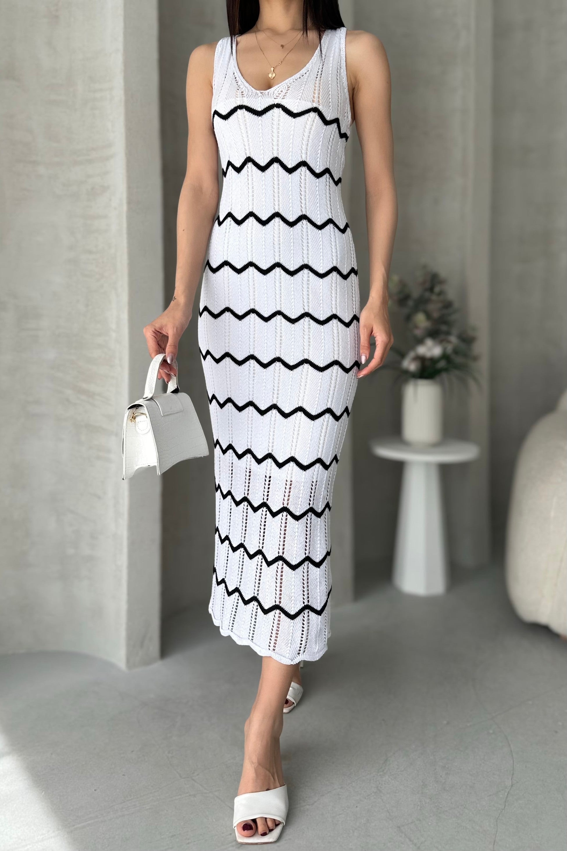 V Yaka Zigzag Detaylı Triko Elbise