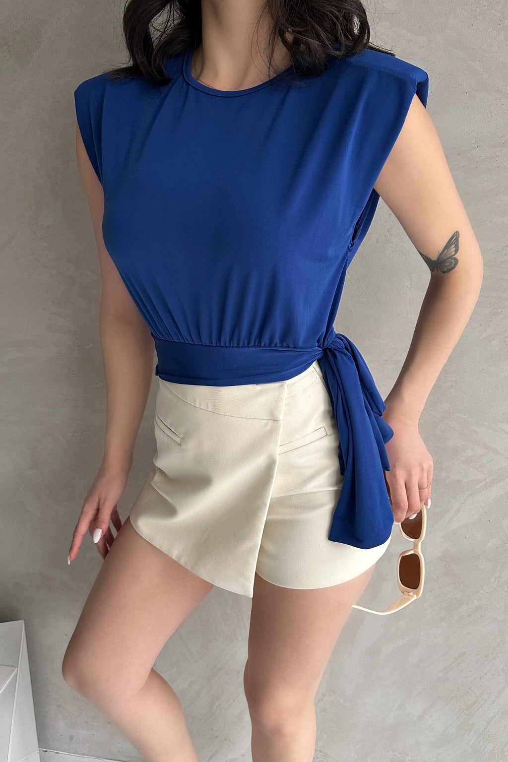 Omuzu Vatkalı Beli Kuşaklı Bluz