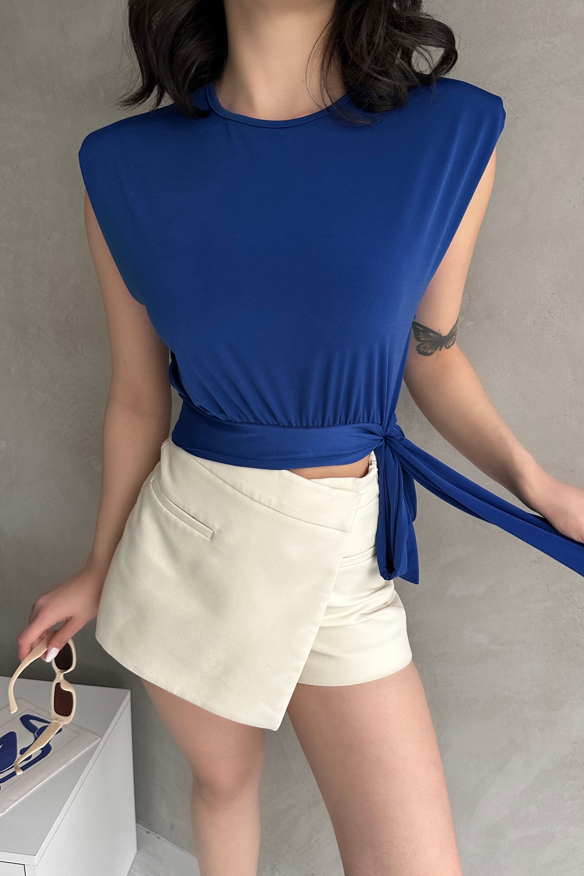 Omuzu Vatkalı Beli Kuşaklı Bluz