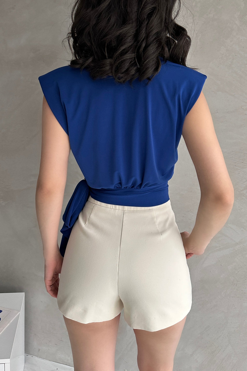 Omuzu Vatkalı Beli Kuşaklı Bluz