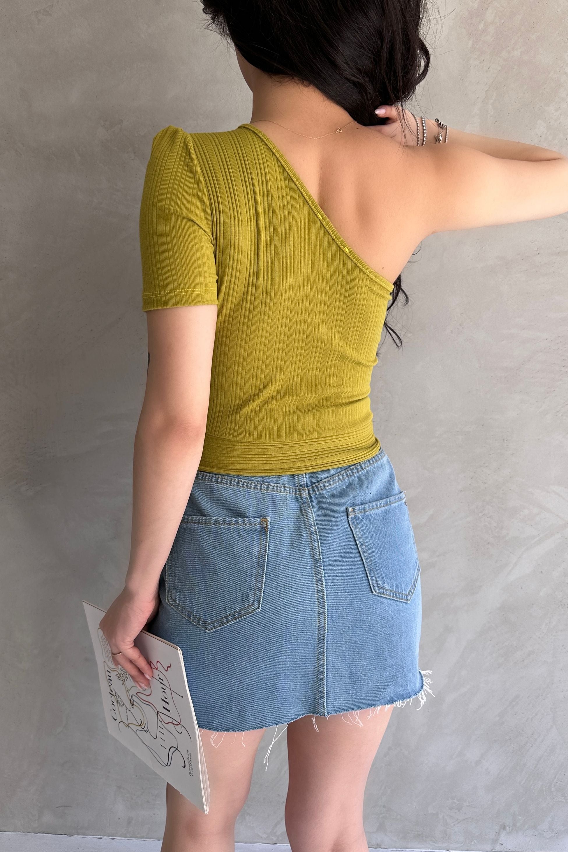 Tek Omuz Zincir Detaylı Crop Bluz