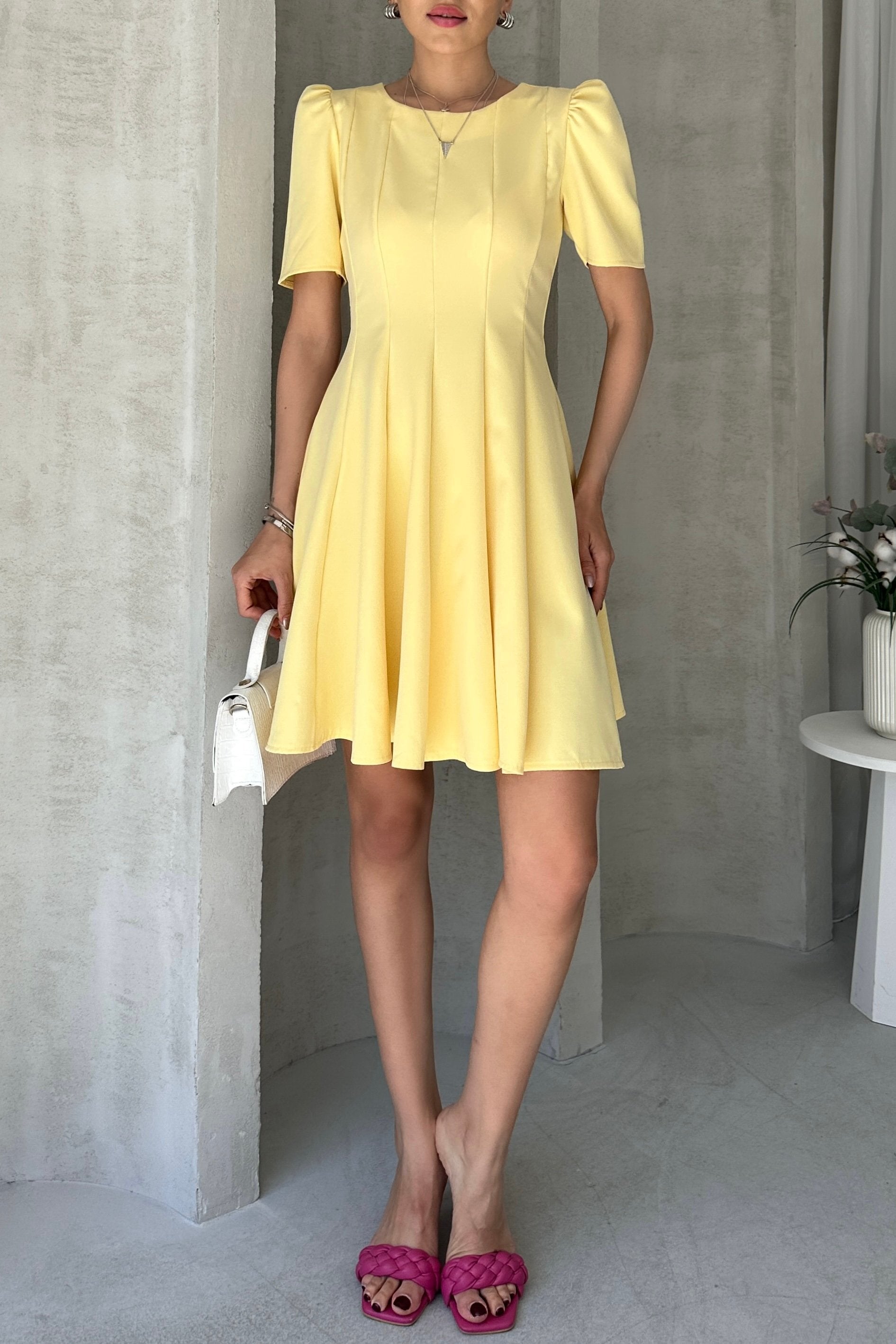 Prenses Kol Eteği Volanlı Mini Elbise