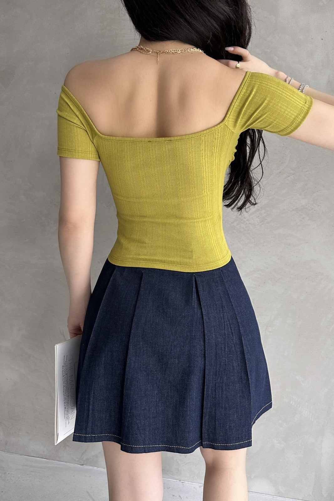Kayık Yaka Gül Detaylı Crop Bluz