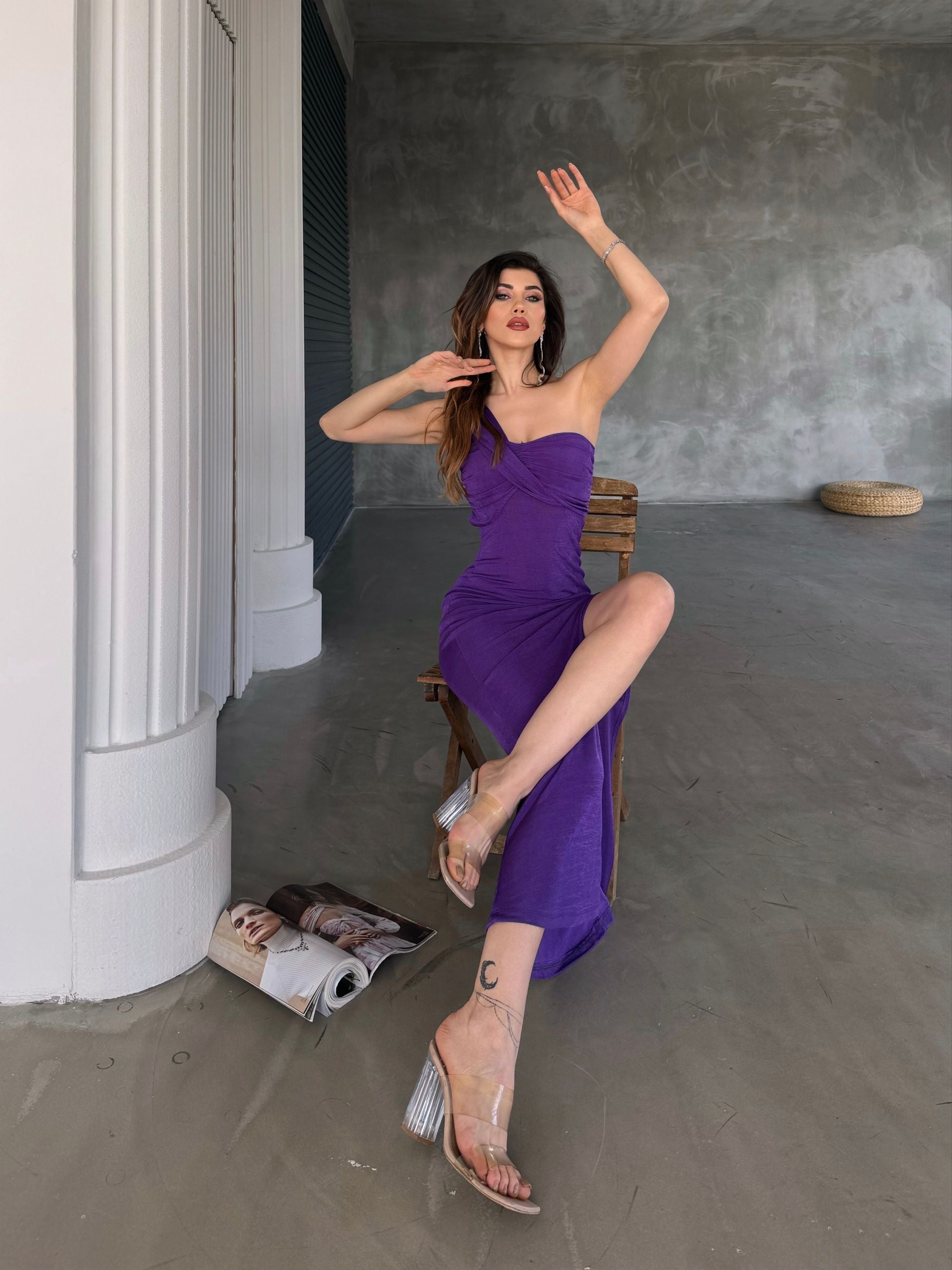 Tek Omuz Derin Yırtmaç Detaylı Buzzy Elbise