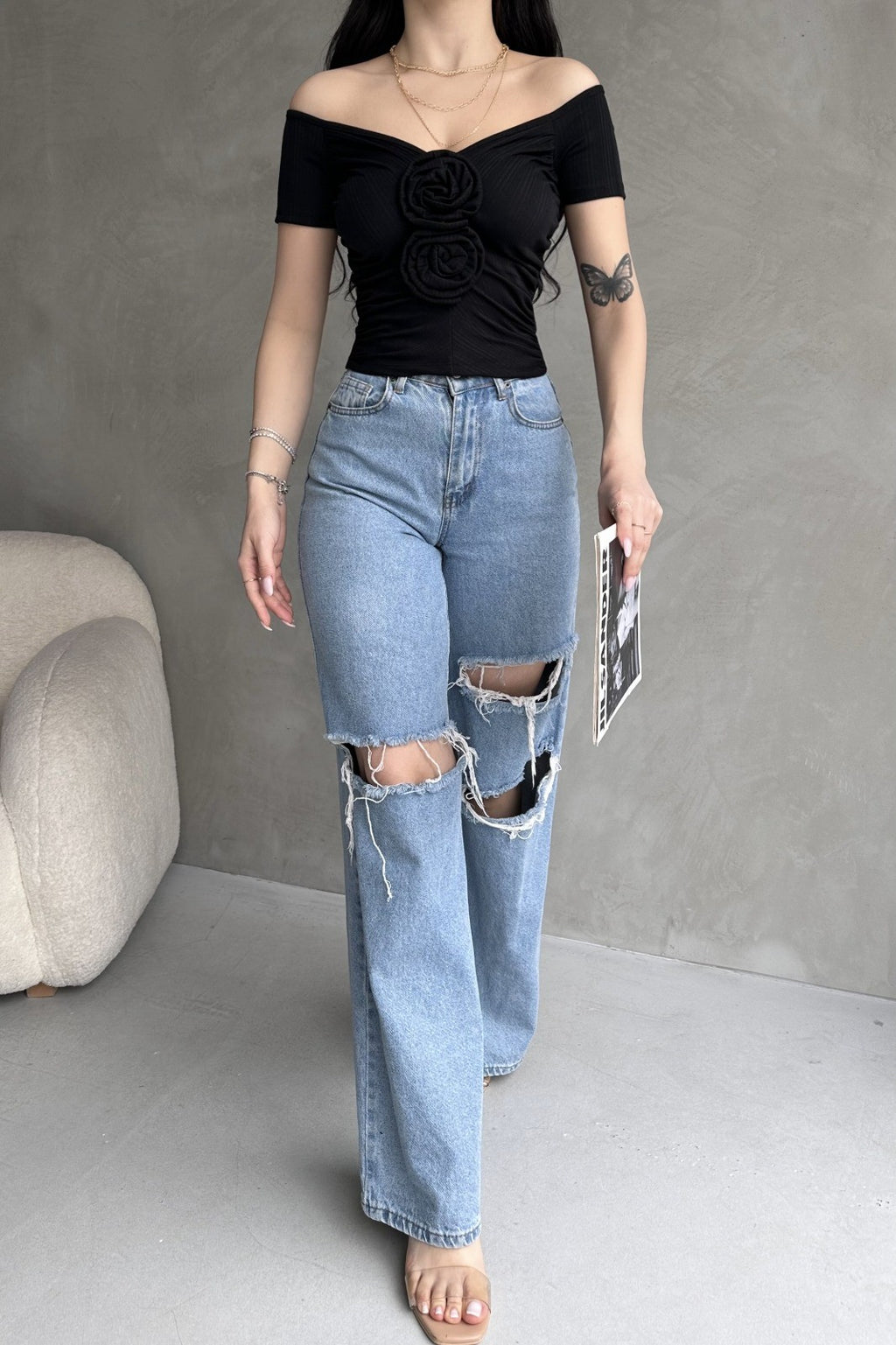 Kayık Yaka Gül Detaylı Crop Bluz