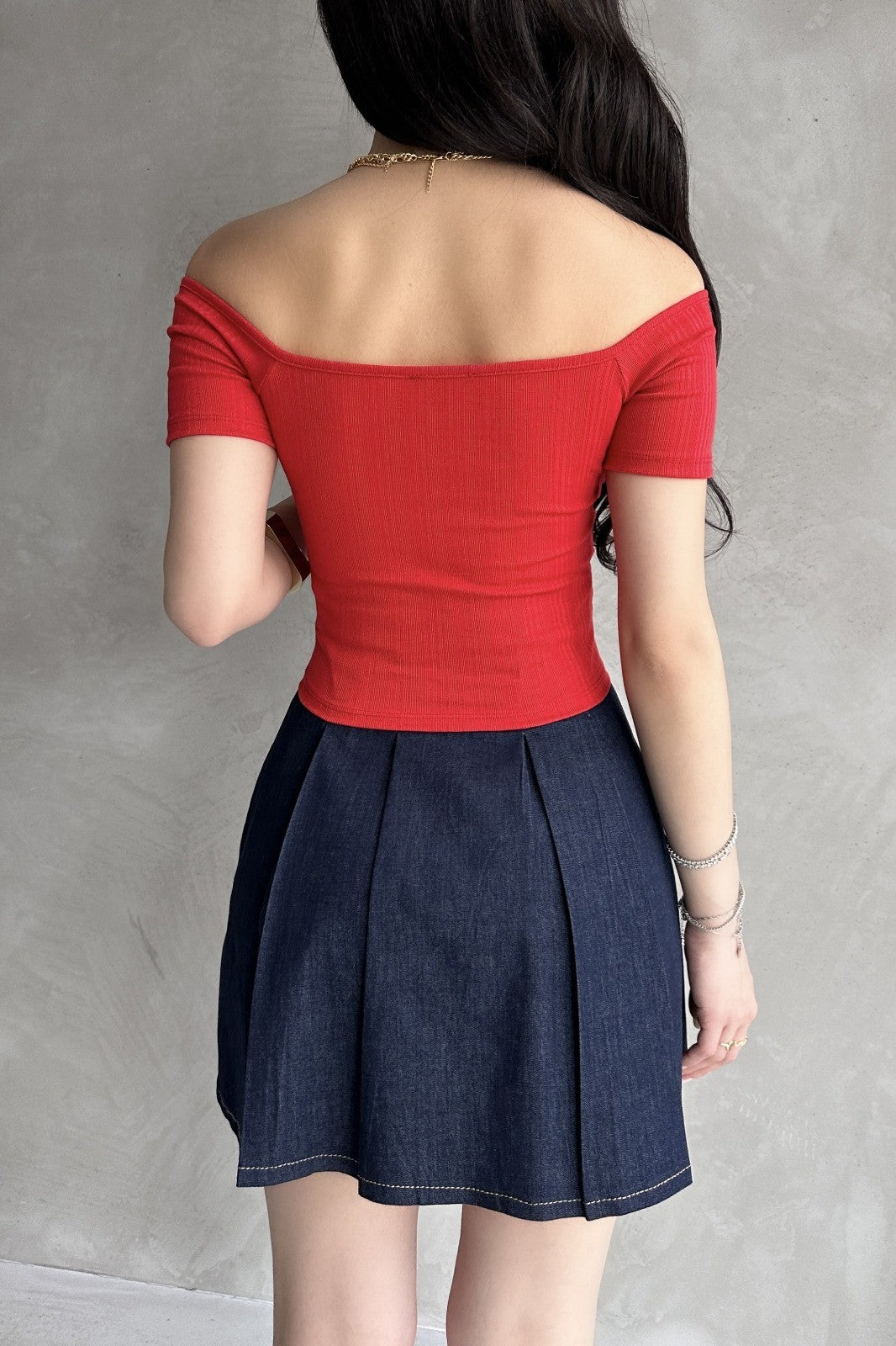 Kayık Yaka Gül Detaylı Crop Bluz