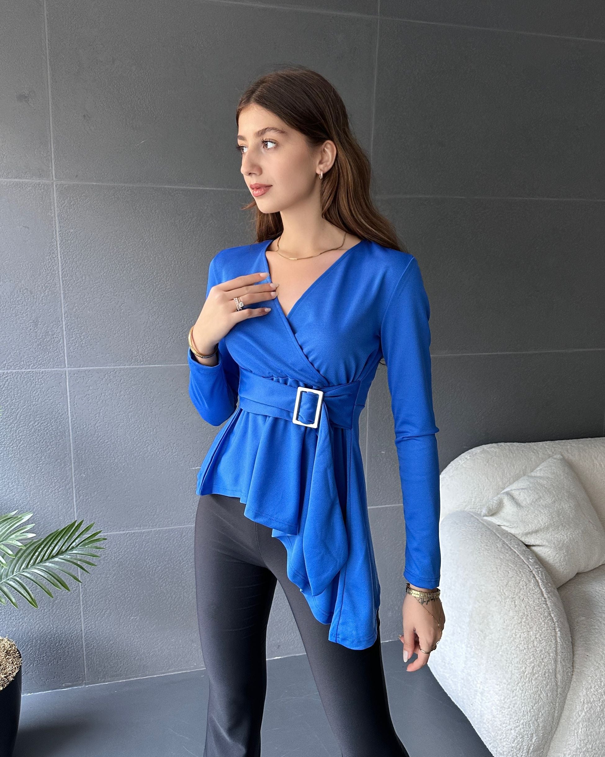 Asimetrik Kesim Kemer Detaylı Bluz