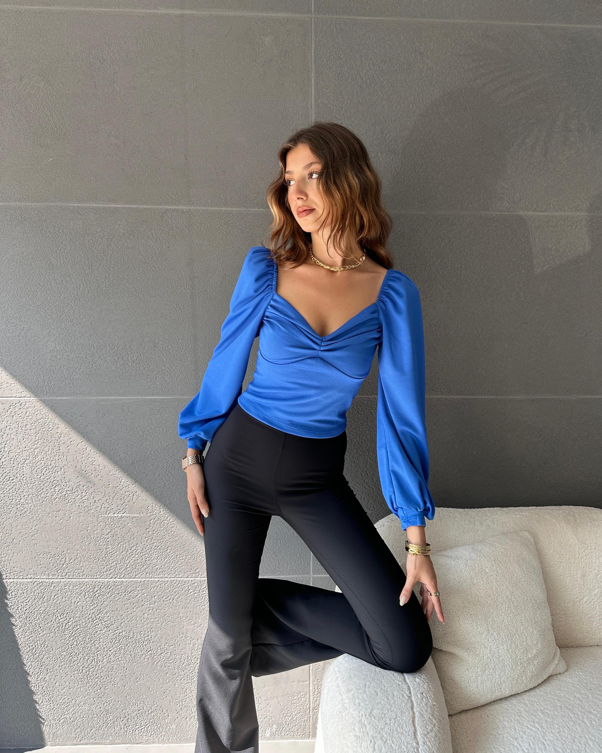 Kare Yaka Büzgü Detaylı Bluz