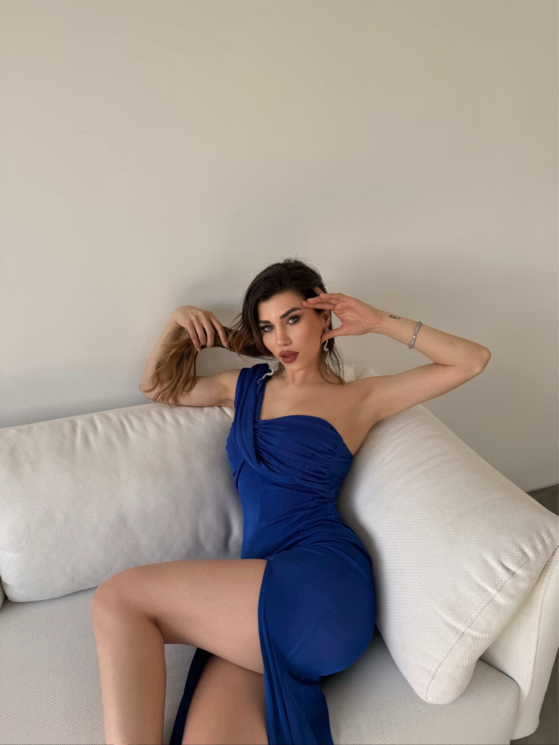 Tek Omuz Derin Yırtmaç Detaylı Buzzy Elbise