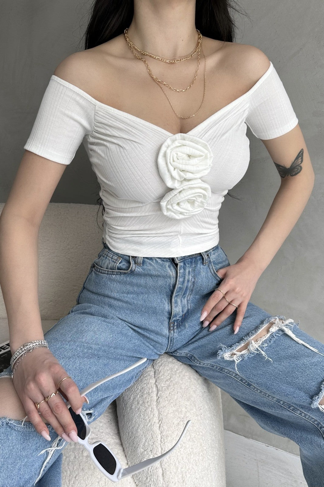 Kayık Yaka Gül Detaylı Crop Bluz