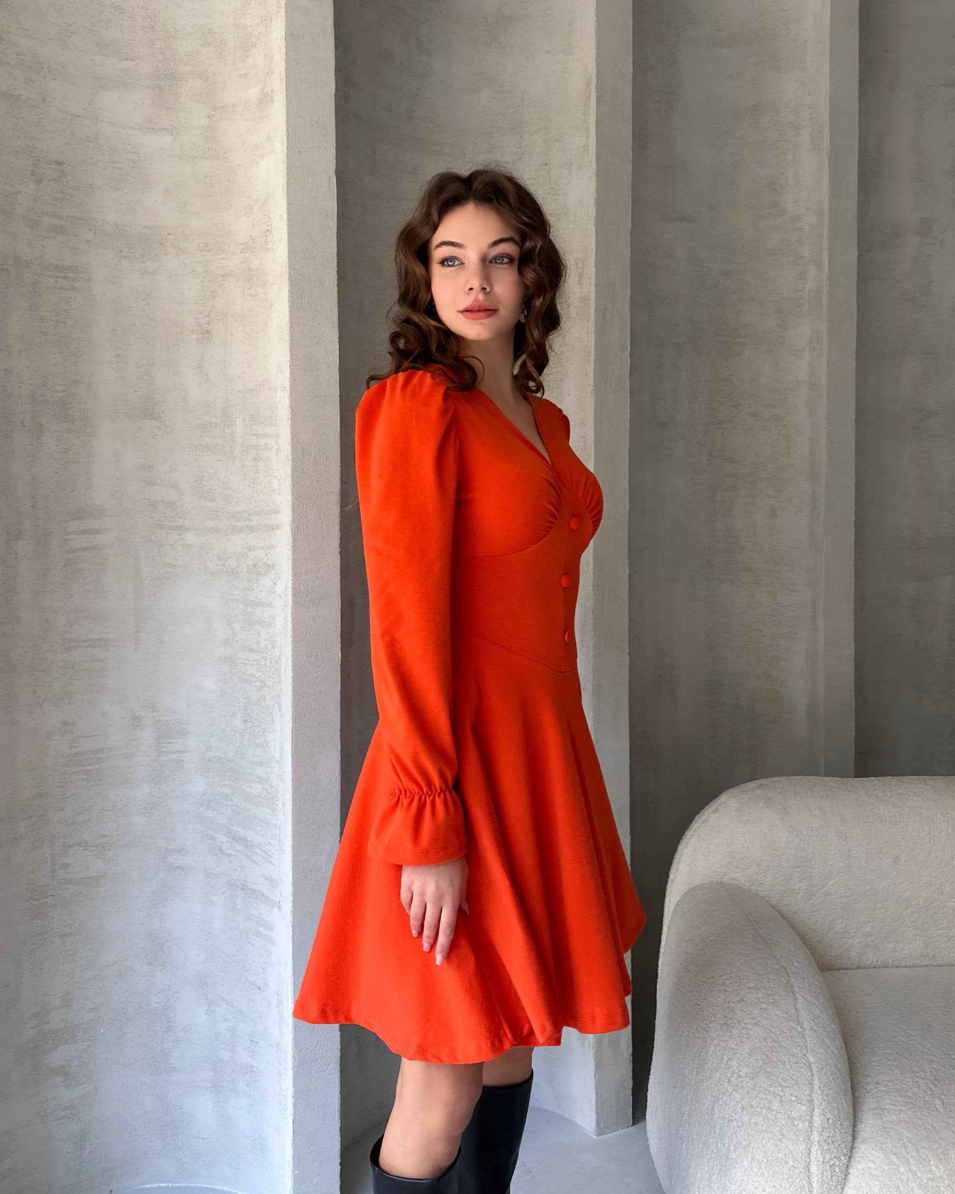 V Yaka Düğme Detaylı Mini Crep Elbise