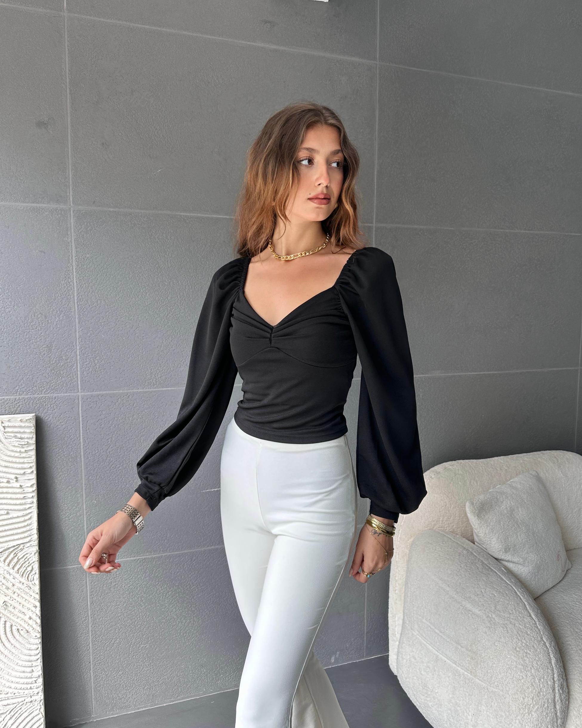 Kare Yaka Büzgü Detaylı Bluz