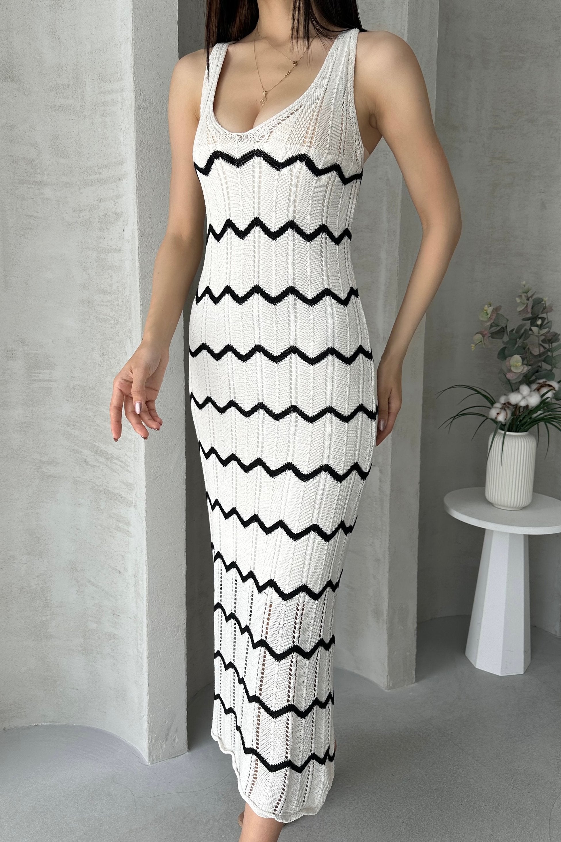 V Yaka Zigzag Detaylı Triko Elbise