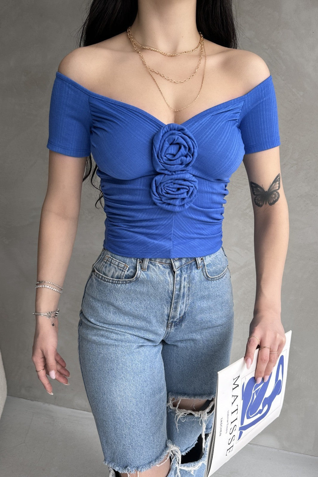 Kayık Yaka Gül Detaylı Crop Bluz