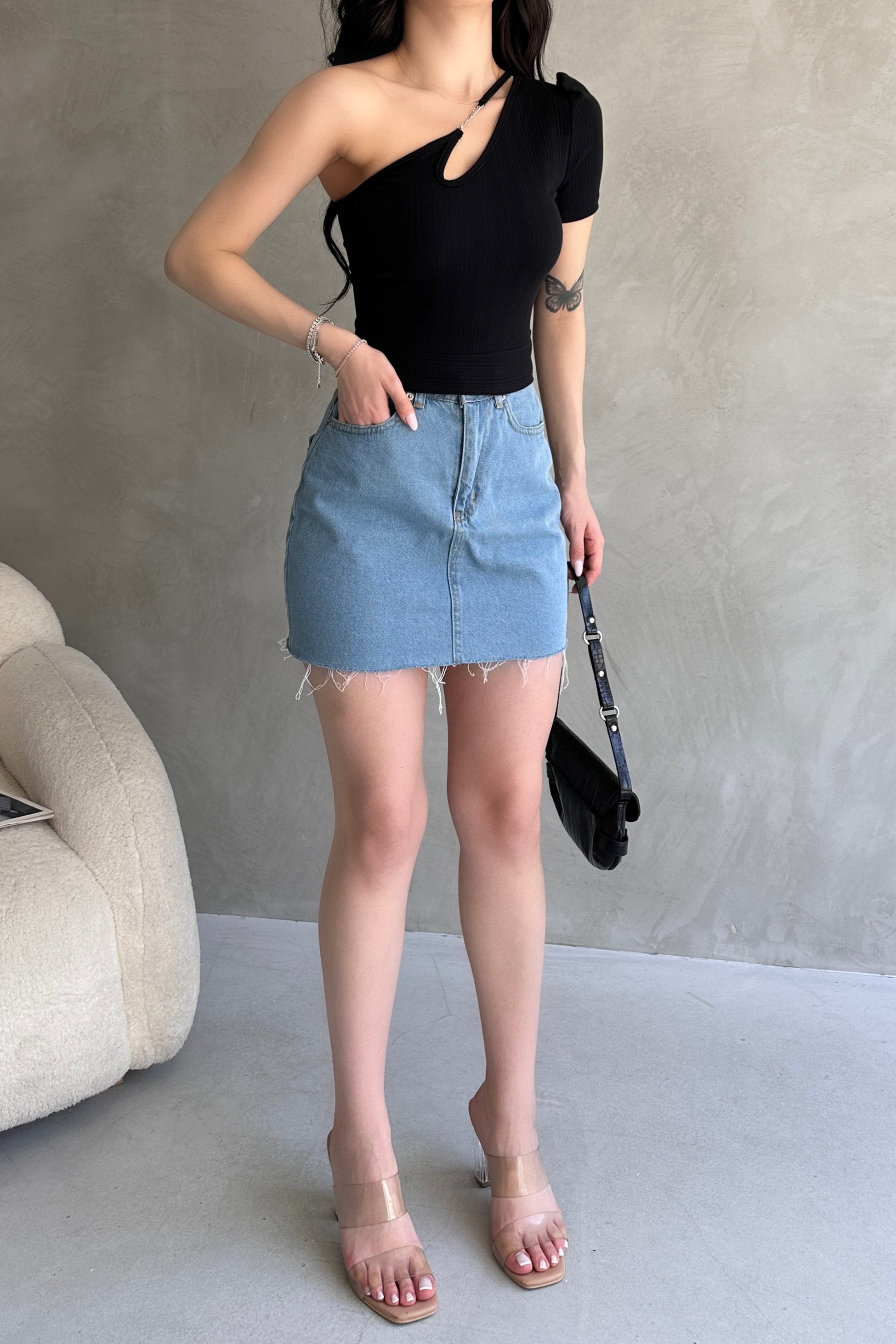 Tek Omuz Zincir Detaylı Crop Bluz