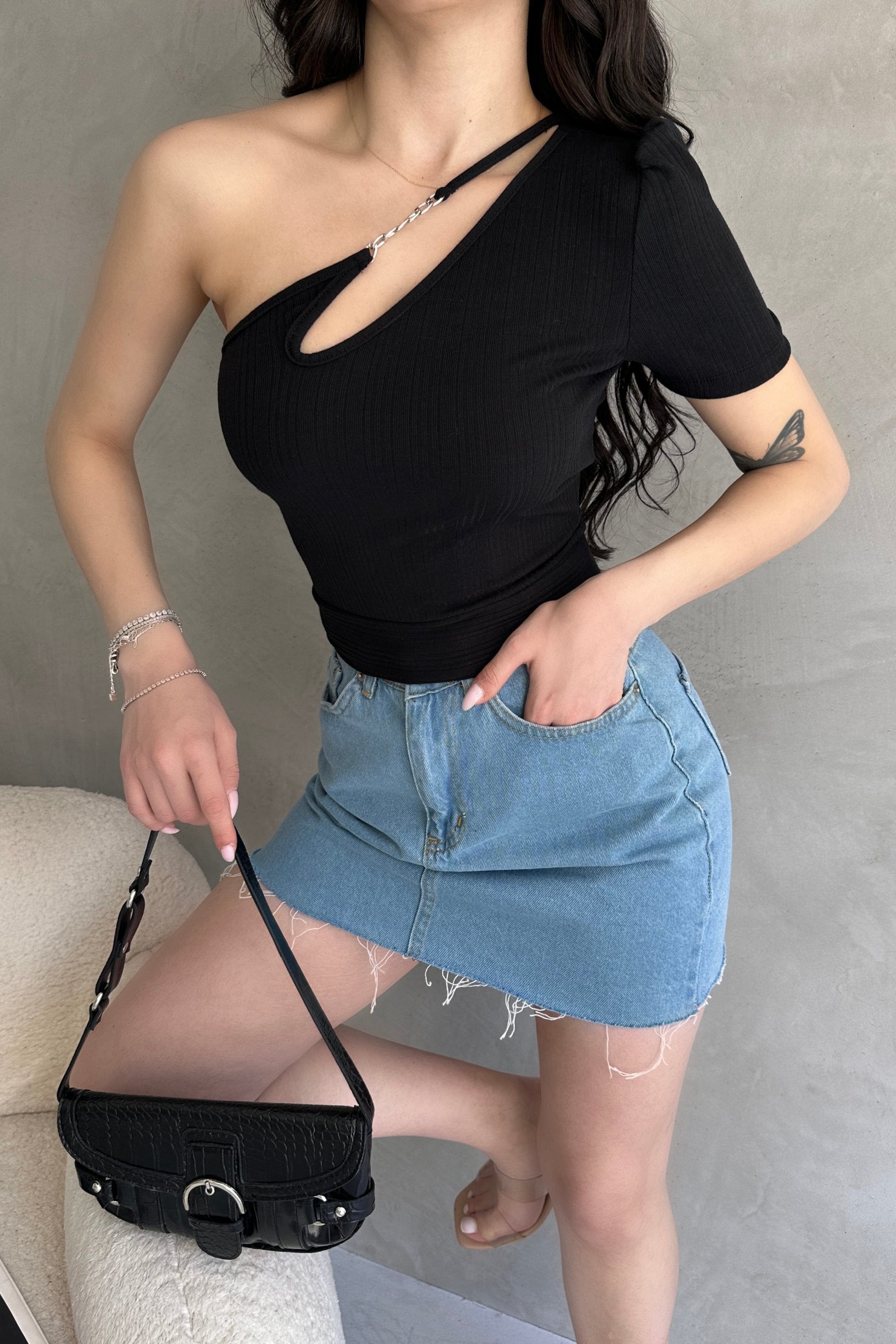 Tek Omuz Zincir Detaylı Crop Bluz